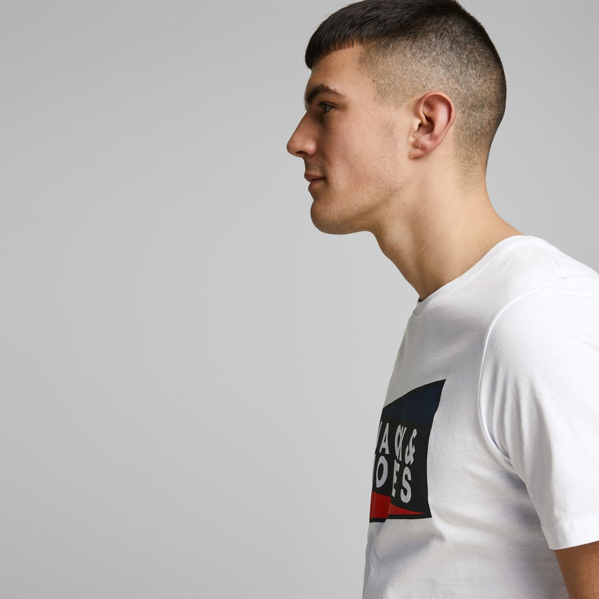 تيشيرت بأكمام قصيرة وياقة ضيّقة وطبعات من جاك آند جونز-men-clothing-tshirtsandpolos-tshirts-image-12