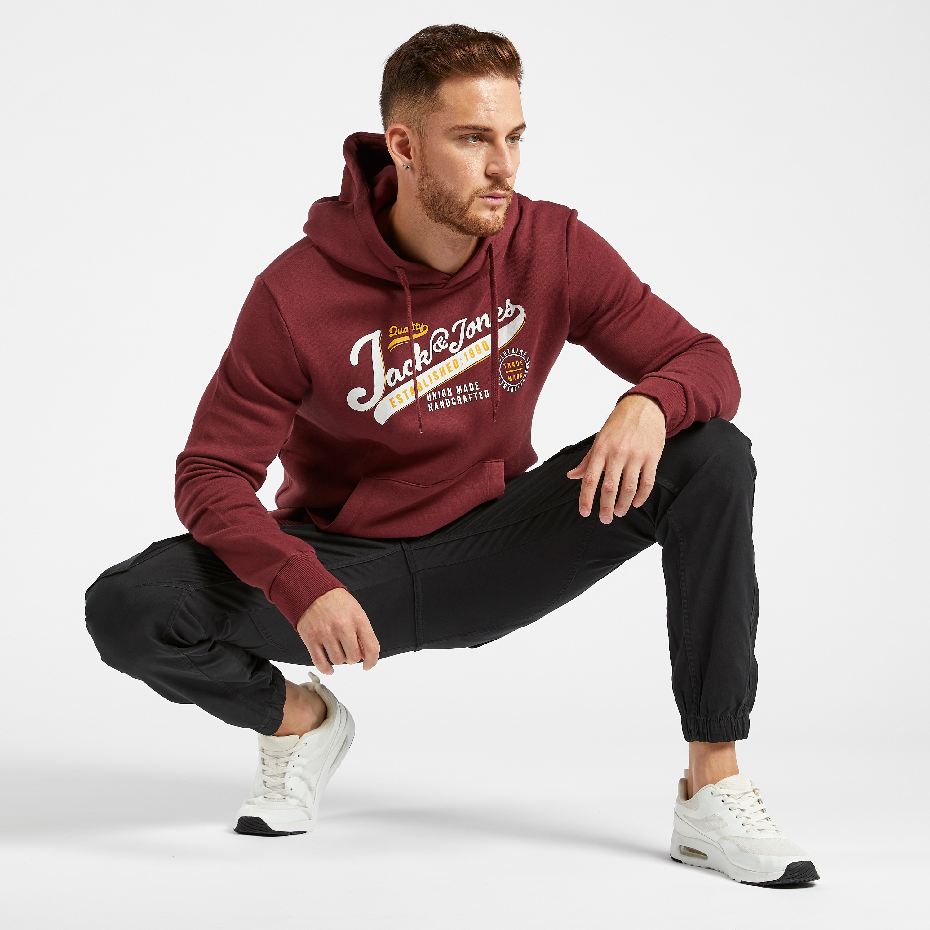 هودي خفيف بأكمام طويلة وجيب وطبعات من جاك أند جونز-men-winterwear-hoodiesandsweatshirts-image-2