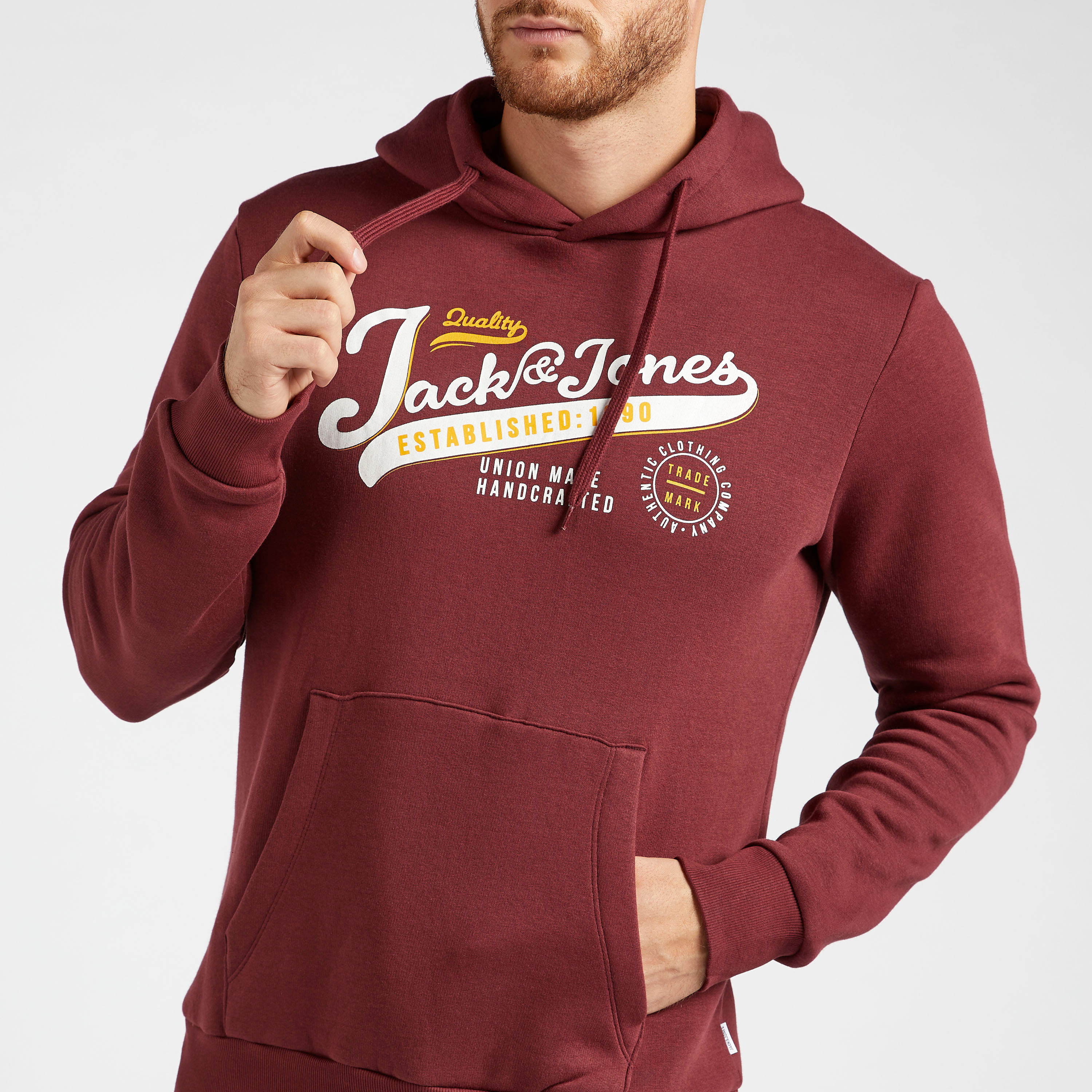 هودي خفيف بأكمام طويلة وجيب وطبعات من جاك أند جونز-men-winterwear-hoodiesandsweatshirts-image-3