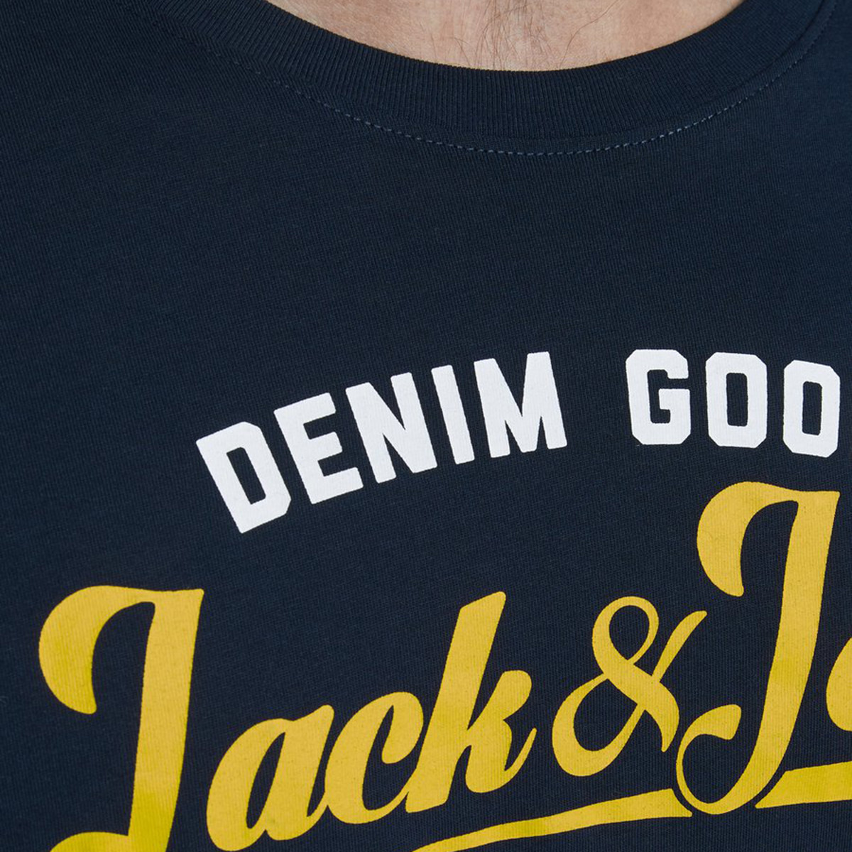 تيشيرت بأكمام قصيرة وياقة ضيّقة وطبعات من جاك آند جونز-men-clothing-tshirtsandpolos-tshirts-image-5