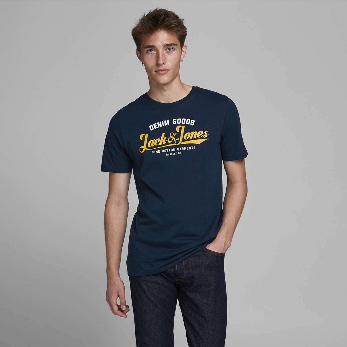 تيشيرت بأكمام قصيرة وياقة ضيّقة وطبعات من جاك آند جونز-men-clothing-tshirtsandpolos-tshirts-image-7