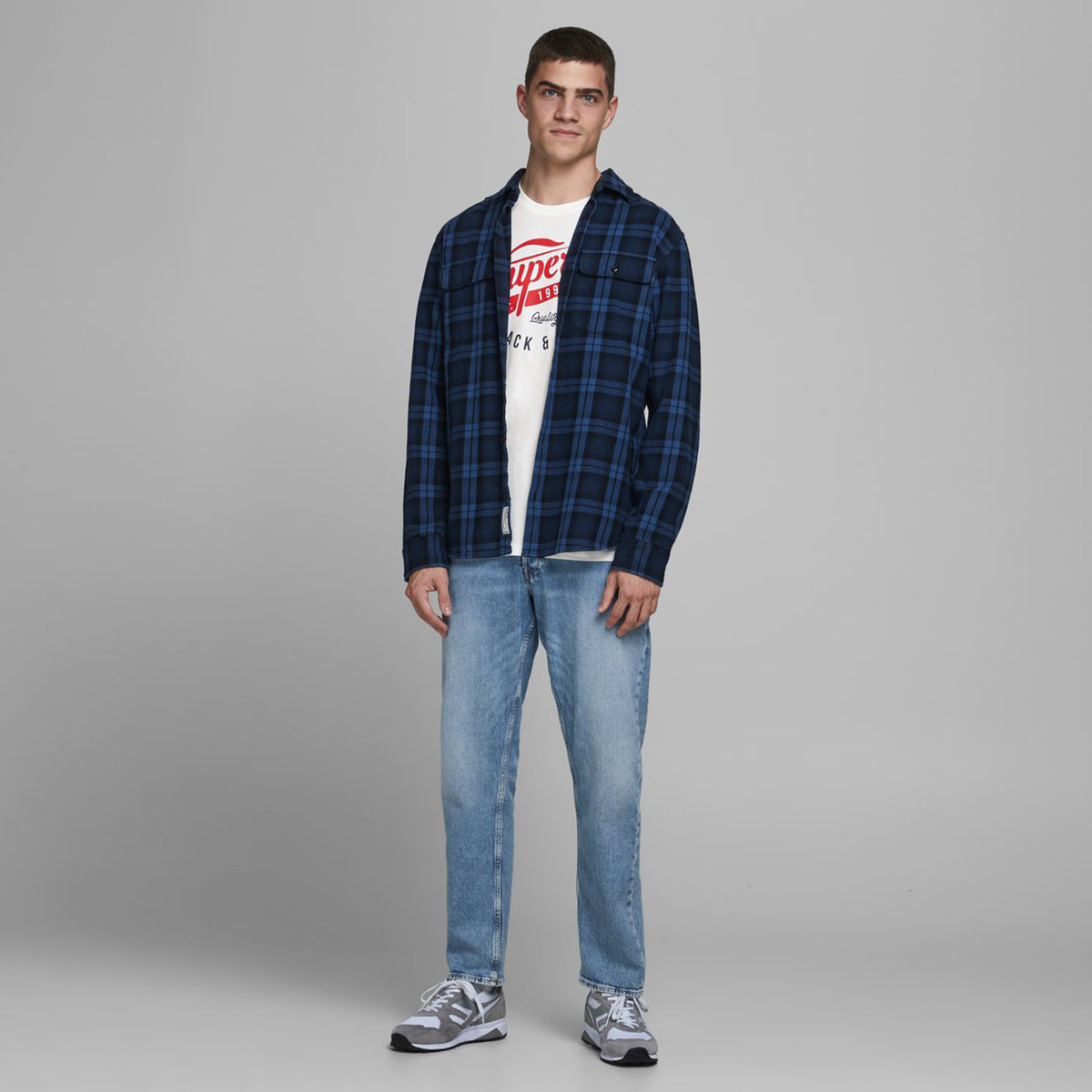 تيشيرت بأكمام قصيرة وياقة ضيّقة وطبعات من جاك آند جونز-men-clothing-tshirtsandpolos-tshirts-image-3