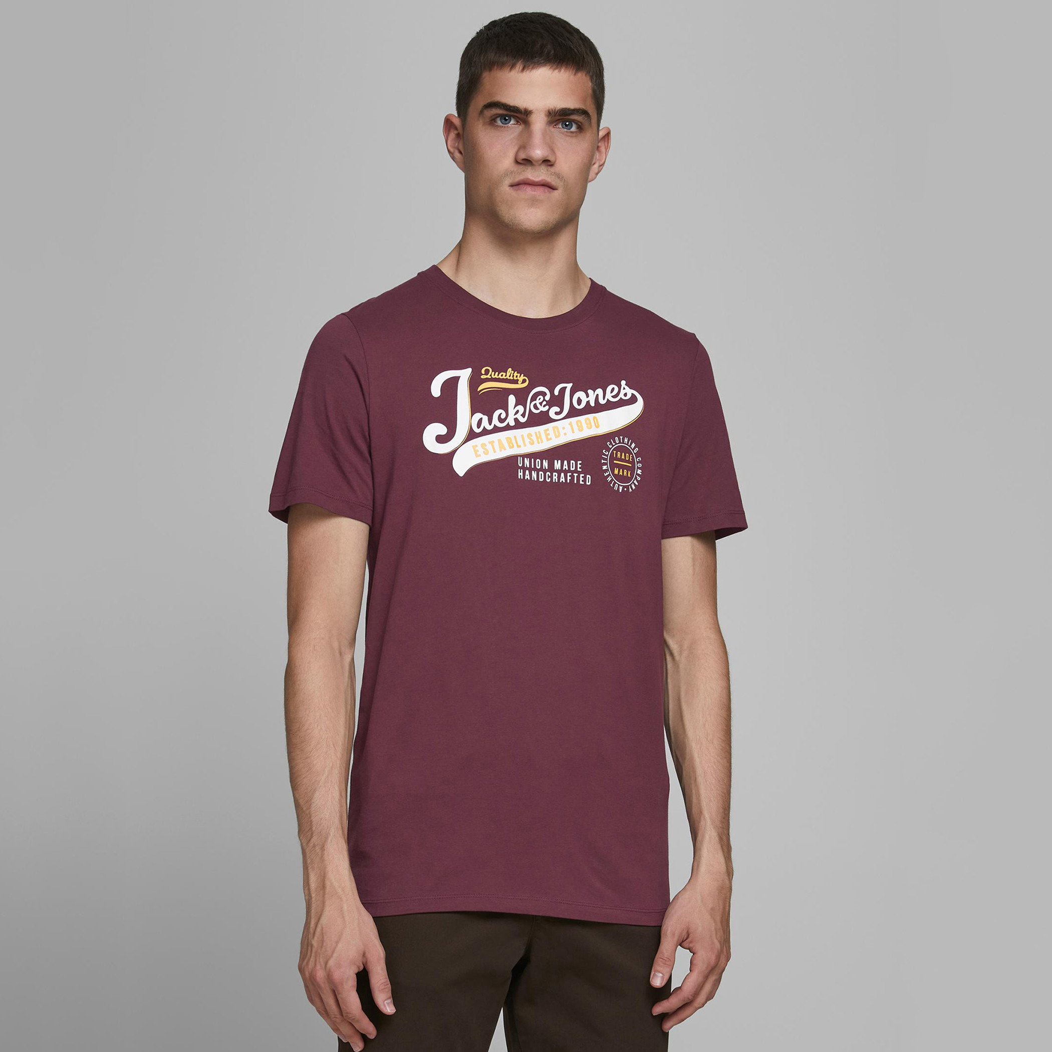 تيشيرت بياقة ضيّقة وأكمام قصيرة وطبعات جرافيك من جاك & جونز-men-clothing-tshirtsandpolos-tshirts-image-1