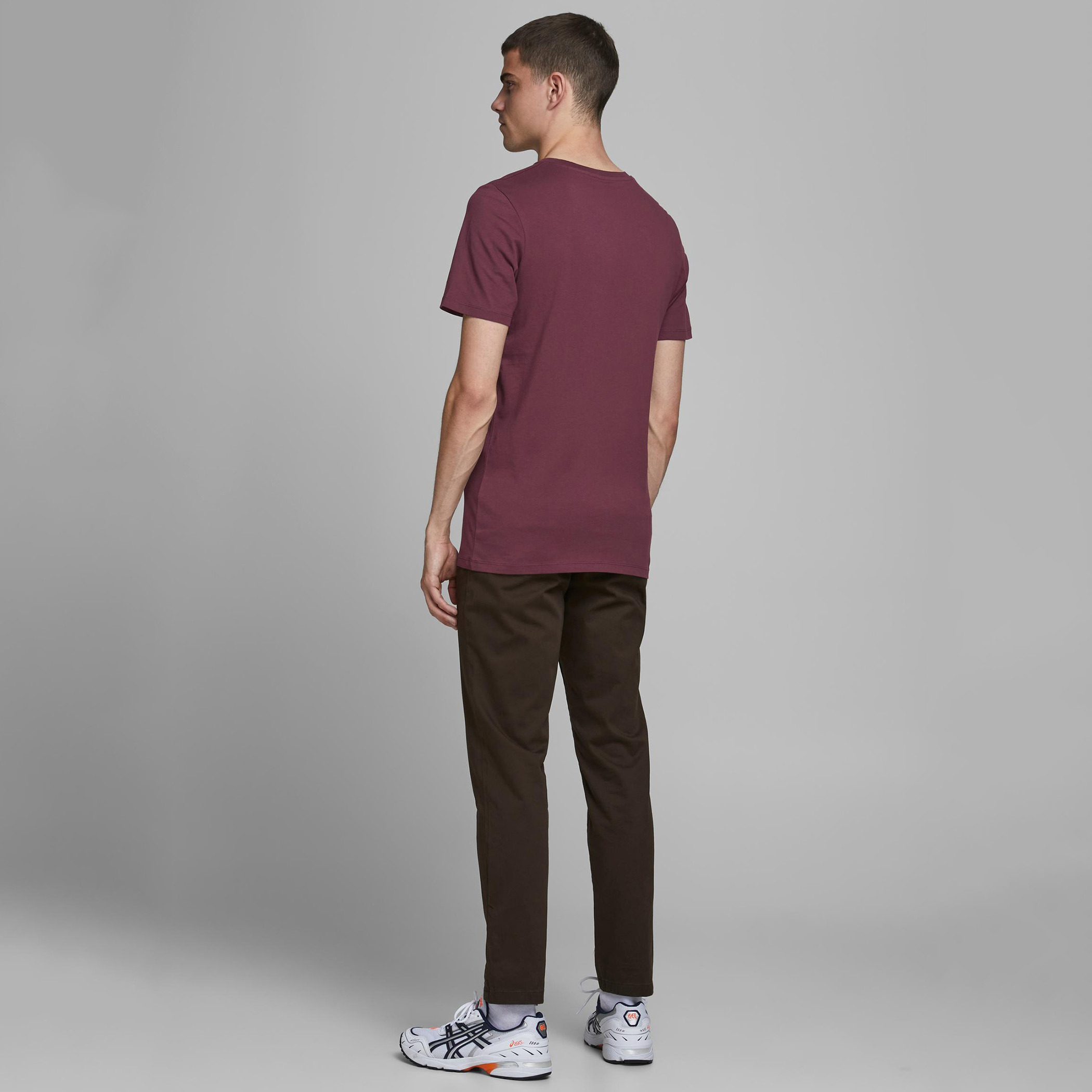 تيشيرت بياقة ضيّقة وأكمام قصيرة وطبعات جرافيك من جاك & جونز-men-clothing-tshirtsandpolos-tshirts-image-2