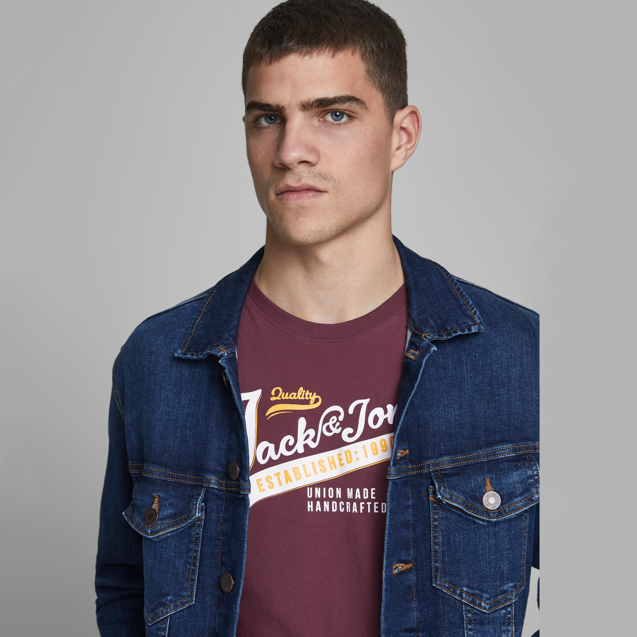 تيشيرت بياقة ضيّقة وأكمام قصيرة وطبعات جرافيك من جاك & جونز-men-clothing-tshirtsandpolos-tshirts-image-3