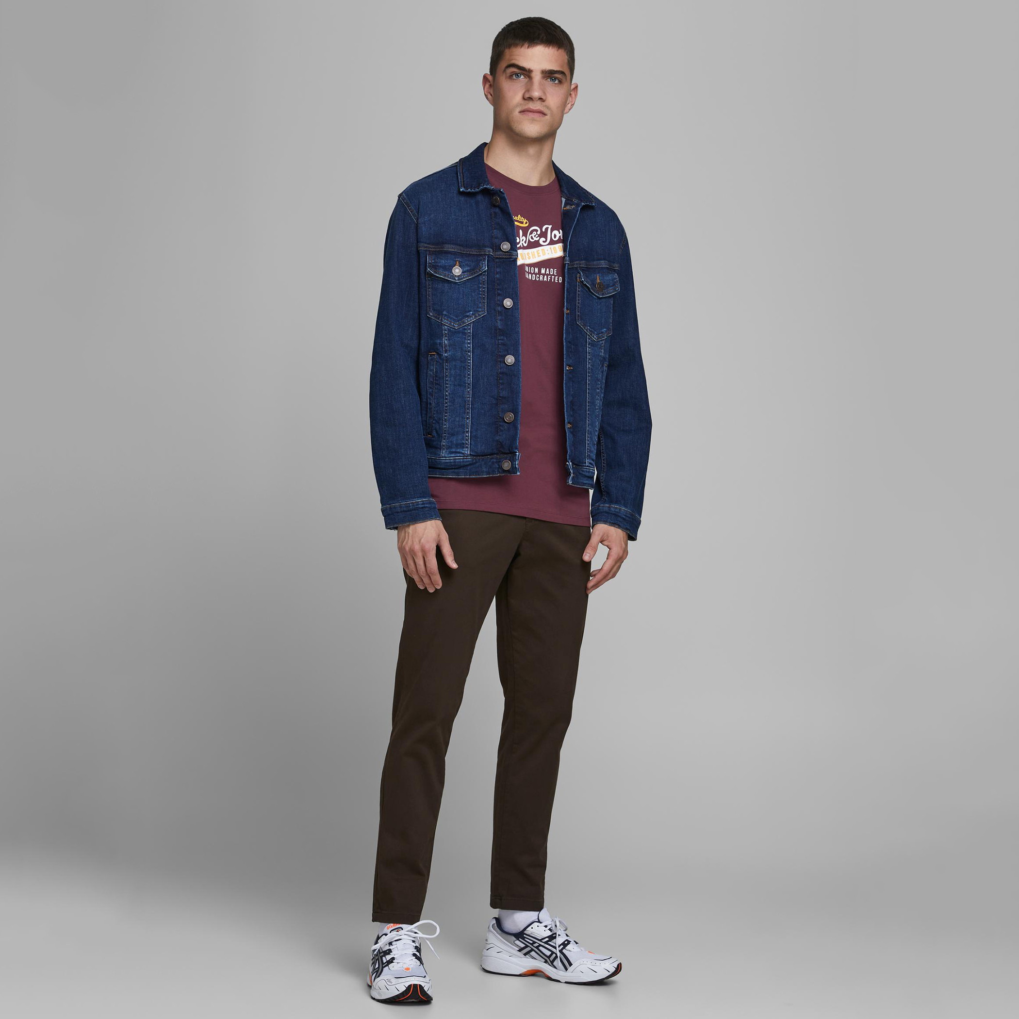 تيشيرت بياقة ضيّقة وأكمام قصيرة وطبعات جرافيك من جاك & جونز-men-clothing-tshirtsandpolos-tshirts-image-6