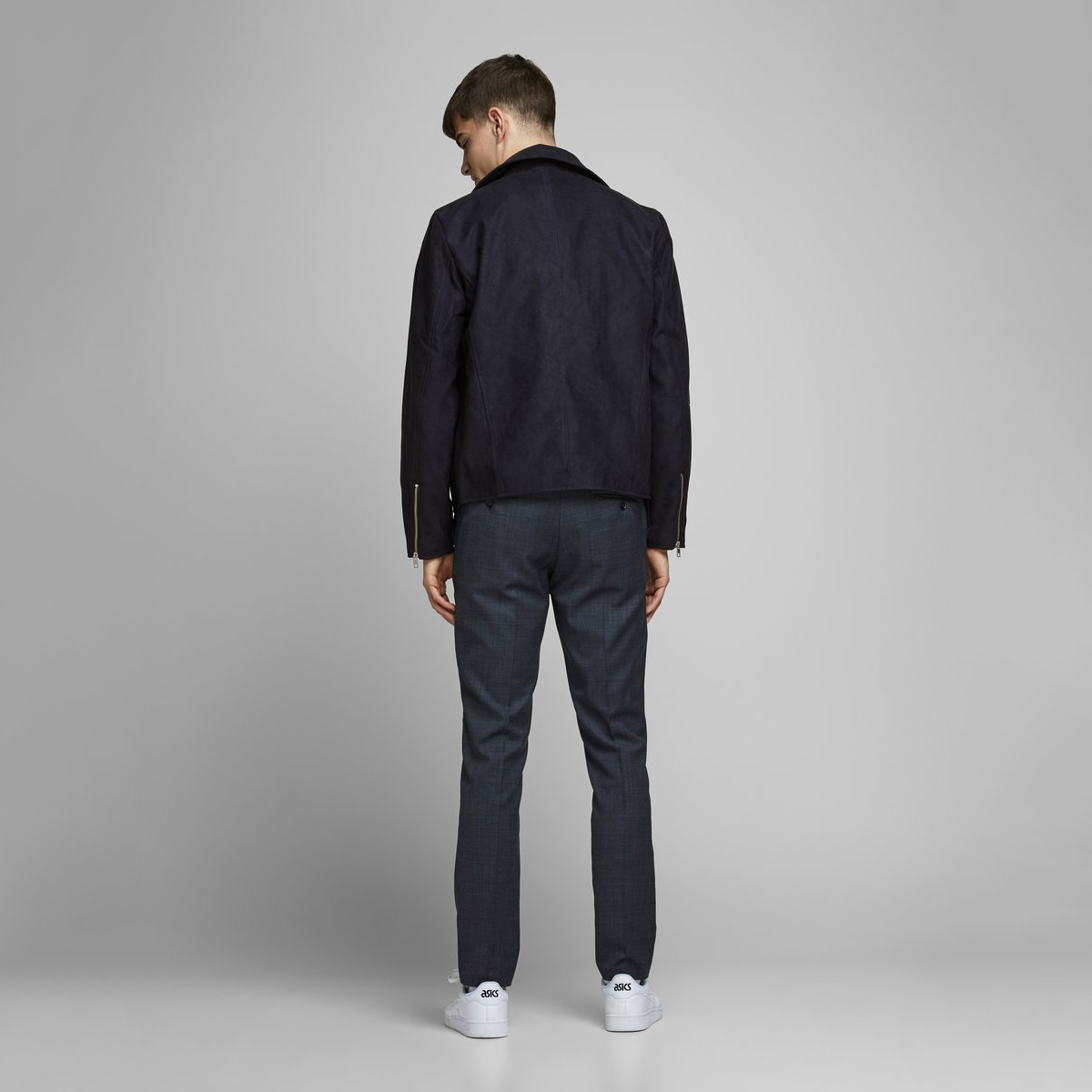 جاكيت بايكر سادة بجيوب وسحّاب إغلاق من جاك أند جونز-men-clothing-jacketsandblazers-jackets-image-2