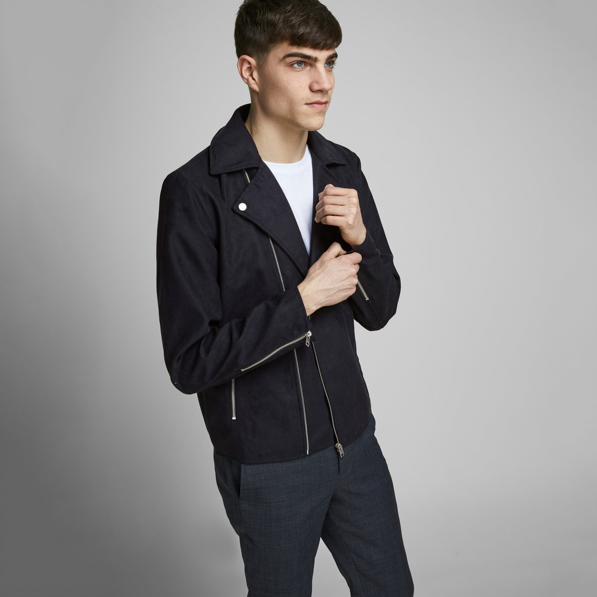 جاكيت بايكر سادة بجيوب وسحّاب إغلاق من جاك أند جونز-men-clothing-jacketsandblazers-jackets-image-6