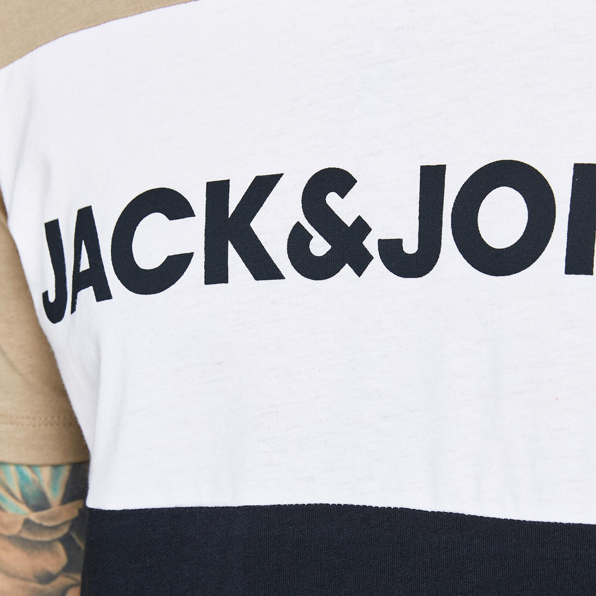 تي شيرت رجالي من جاك آند جونز بأكمام قصيرة و ياقة مستديرة و ضيقة مع لون بيج-men-clothing-tshirtsandpolos-tshirts-image-5