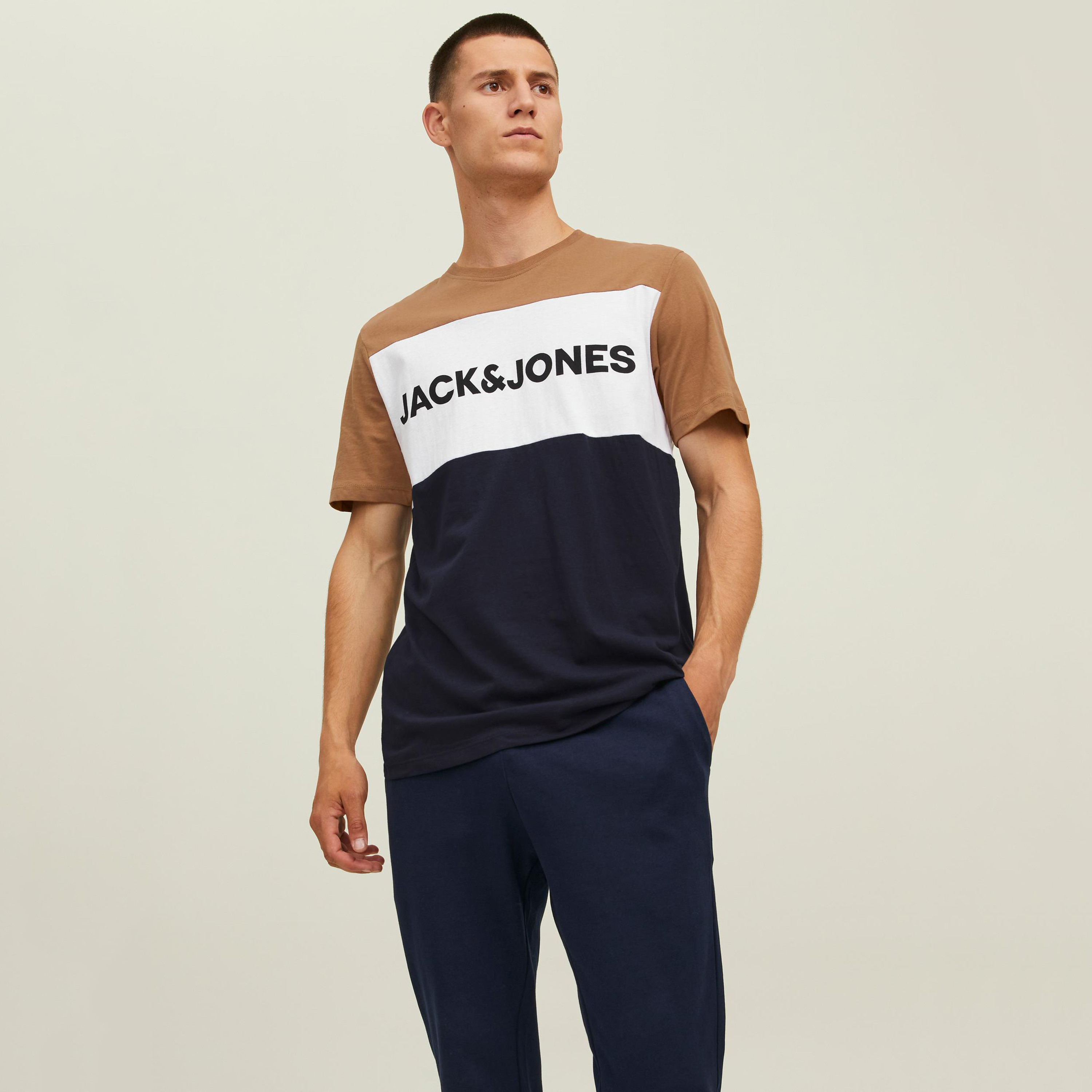 تي شيرت جاك آند جونز ذو كلر بلوكد وياقة دائرية وأكمام قصيرة-men-clothing-tshirtsandpolos-tshirts-image-1