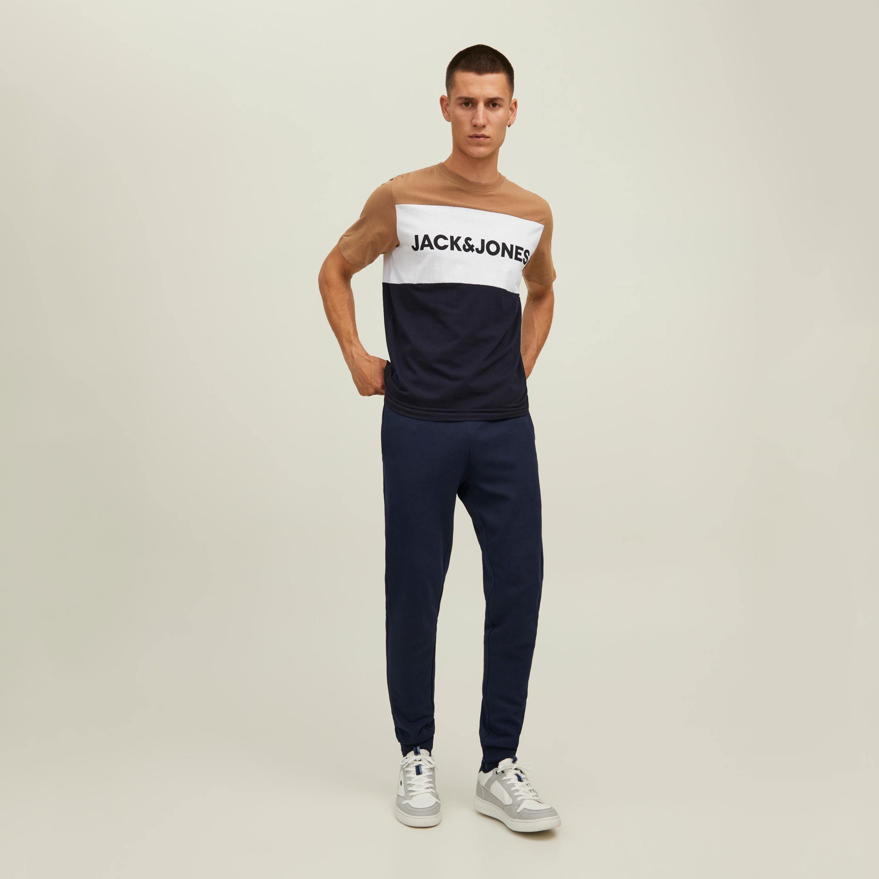 تي شيرت جاك آند جونز ذو كلر بلوكد وياقة دائرية وأكمام قصيرة-men-clothing-tshirtsandpolos-tshirts-image-2