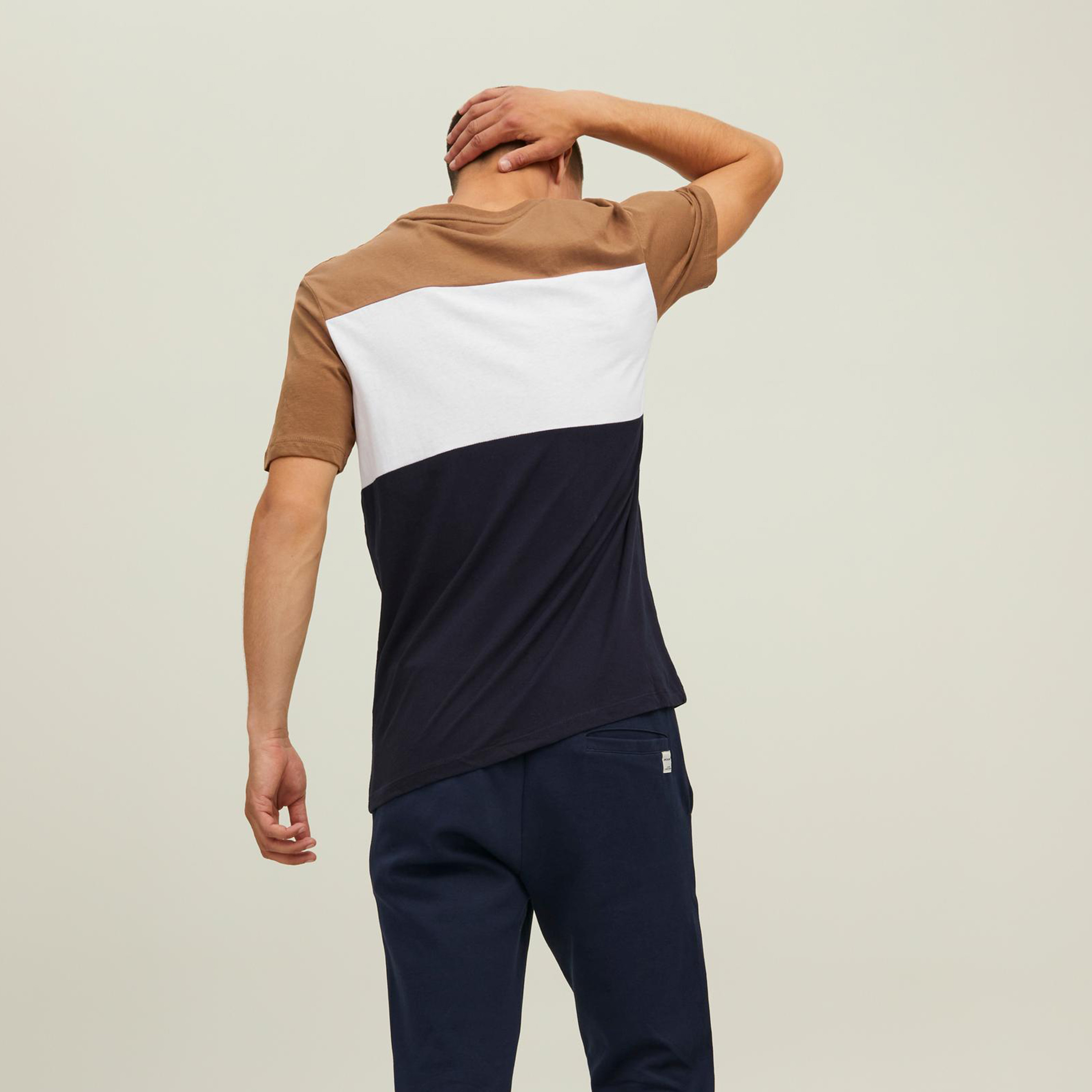 تي شيرت جاك آند جونز ذو كلر بلوكد وياقة دائرية وأكمام قصيرة-men-clothing-tshirtsandpolos-tshirts-image-4