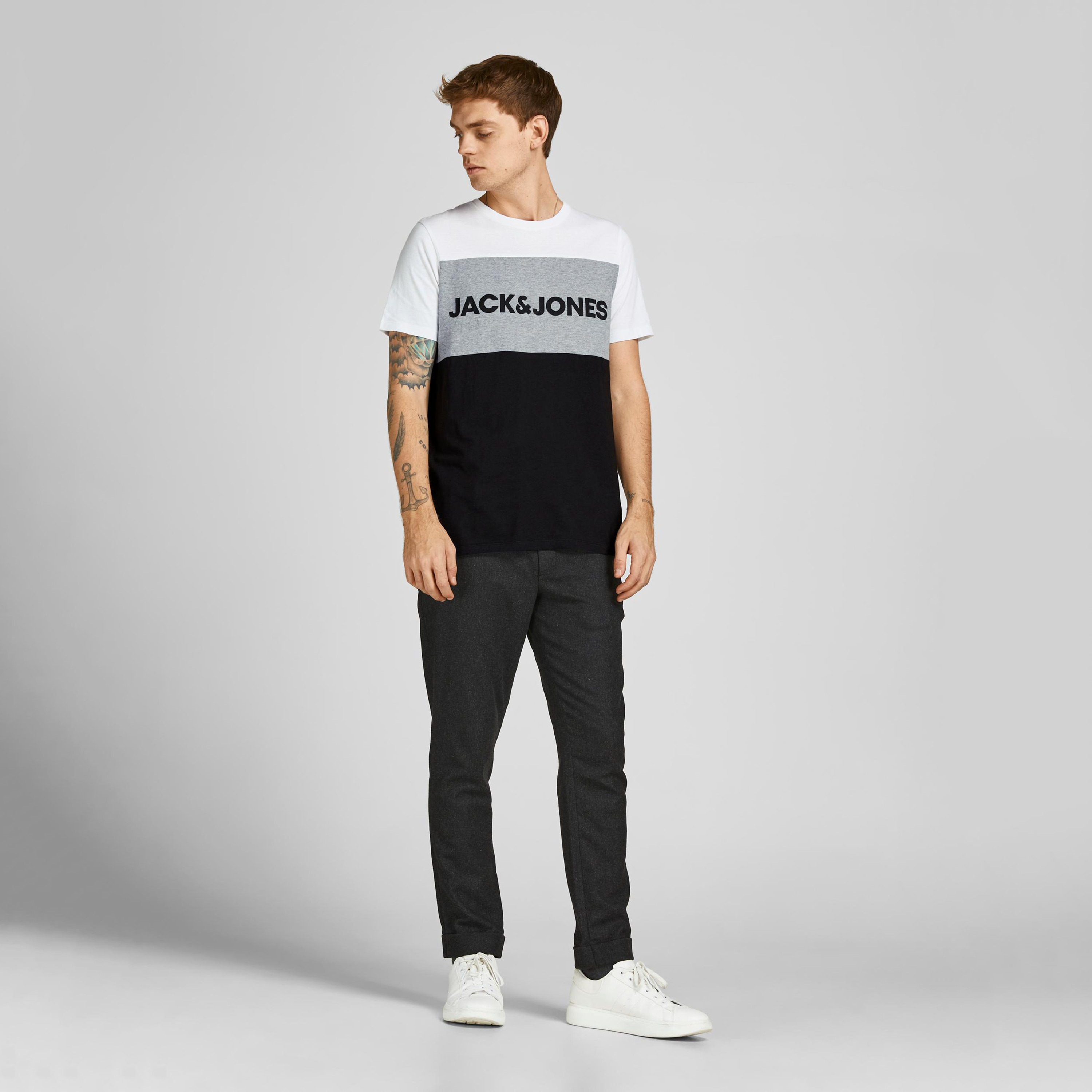 تي شيرت جاك آند جونز ذو كلر بلوكد وياقة دائرية وأكمام قصيرة-men-clothing-tshirtsandpolos-tshirts-image-13
