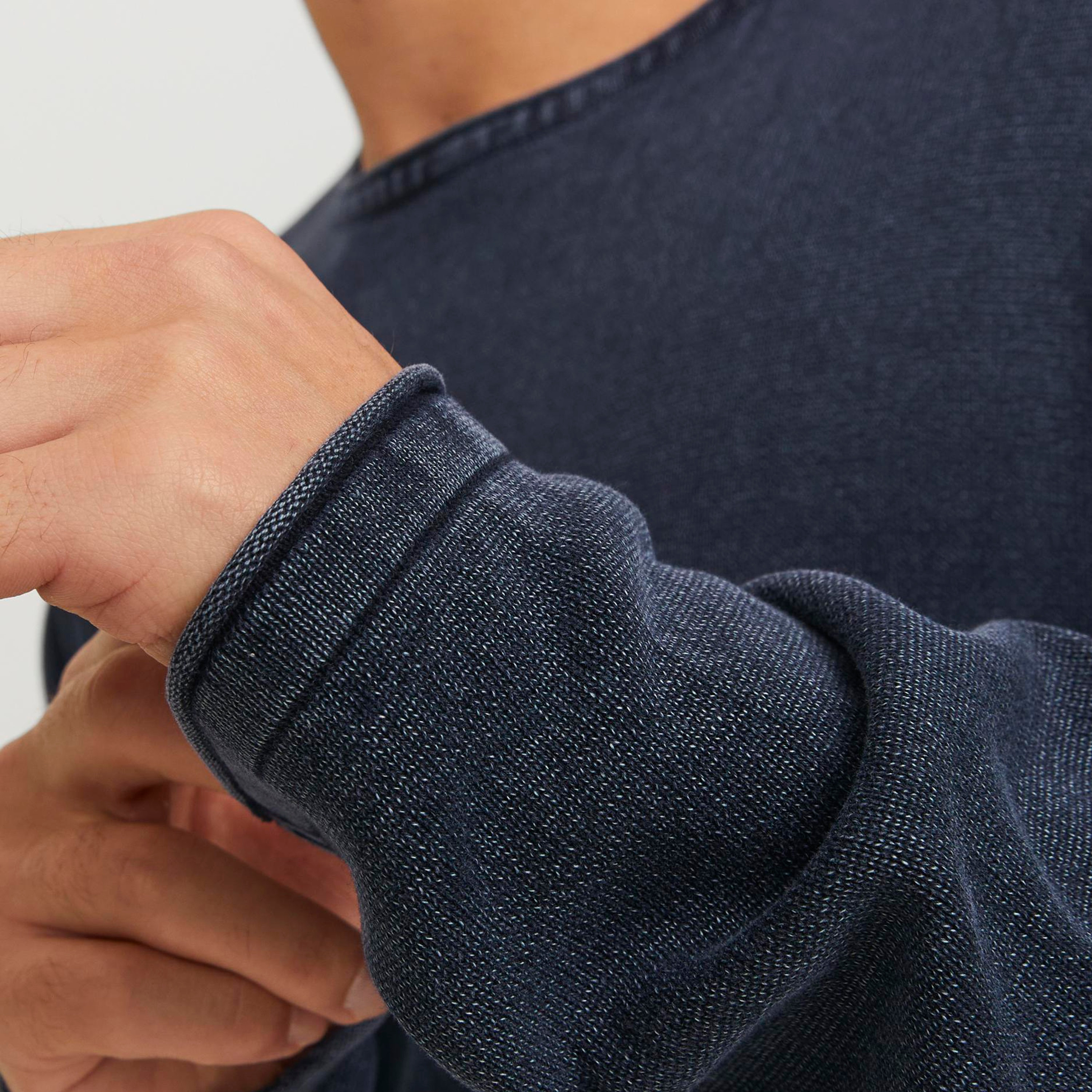 بلوفر محبوك بياقة دائرية وأكمام طويلة سادة من جاك آند جونز -men-clothing-sweatersandpullovers-image-3