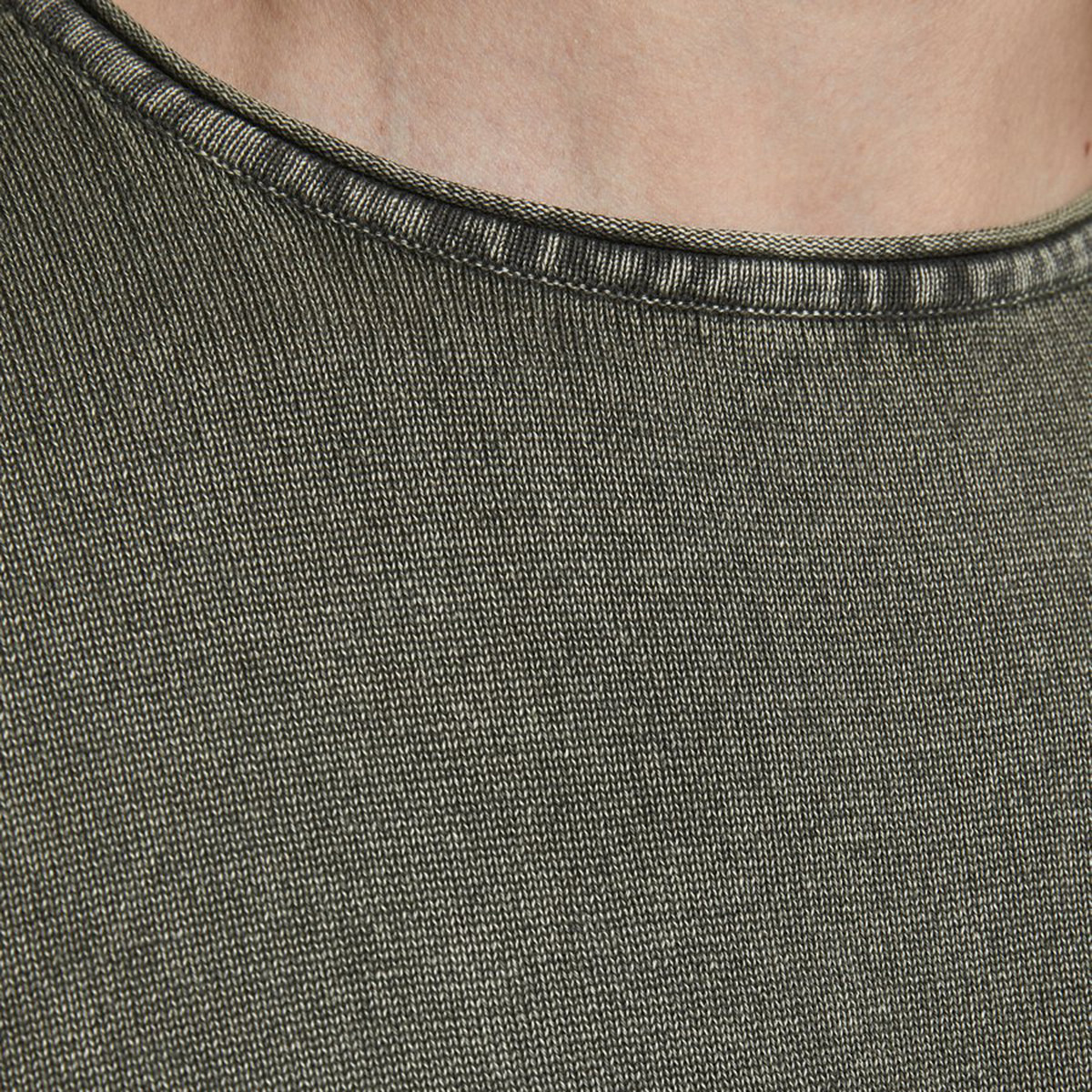 تيشيرت بارز الملمس بياقة ضيّقة وأكمام طويلة من جاك & جونز-men-clothing-tshirtsandpolos-tshirts-image-8