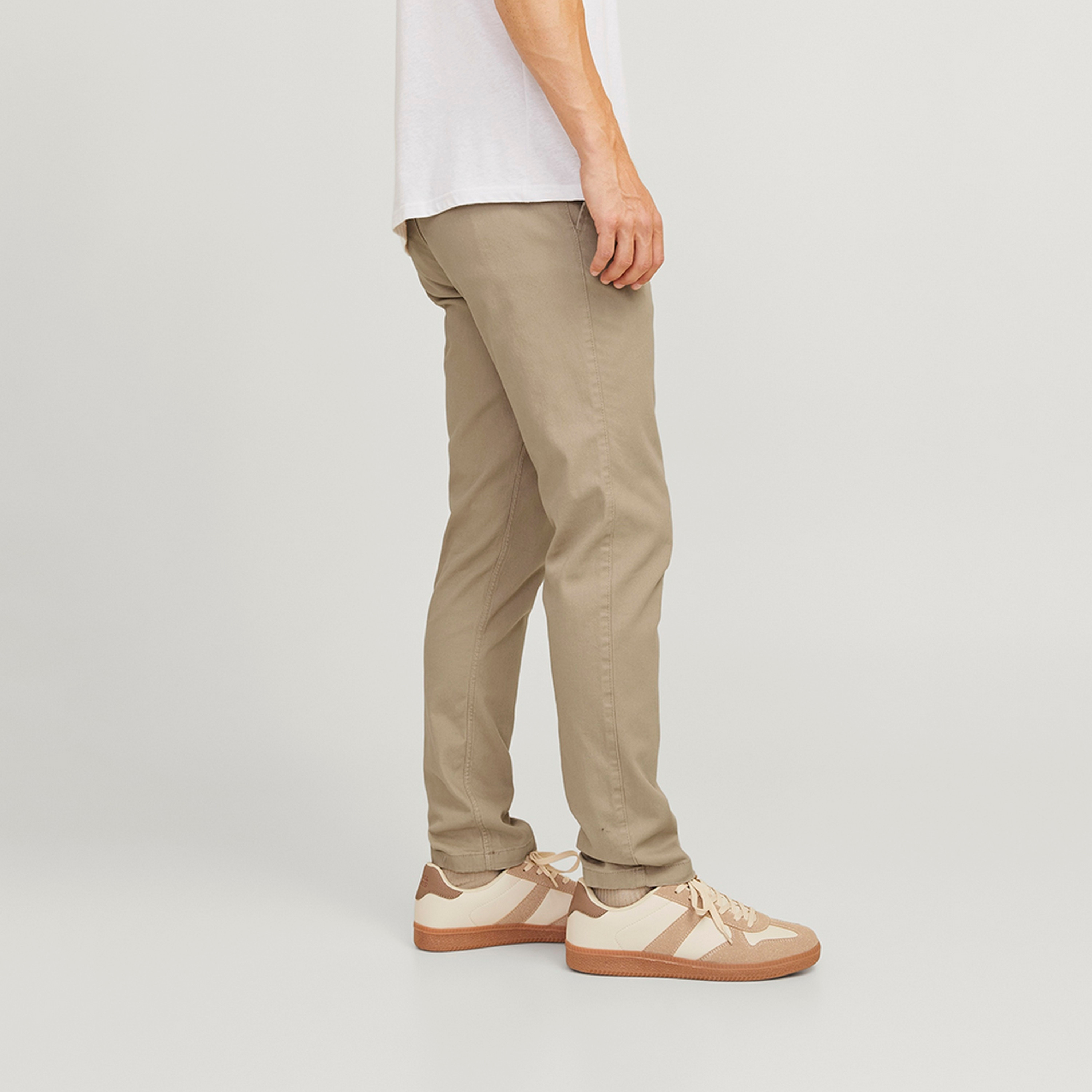 سراويل تشينو رجالية سادة بخصر متوسط الارتفاع وزر وسحاب من جاك ان جونز-men-clothing-bottoms-trousersandchinos-chinos-image-2