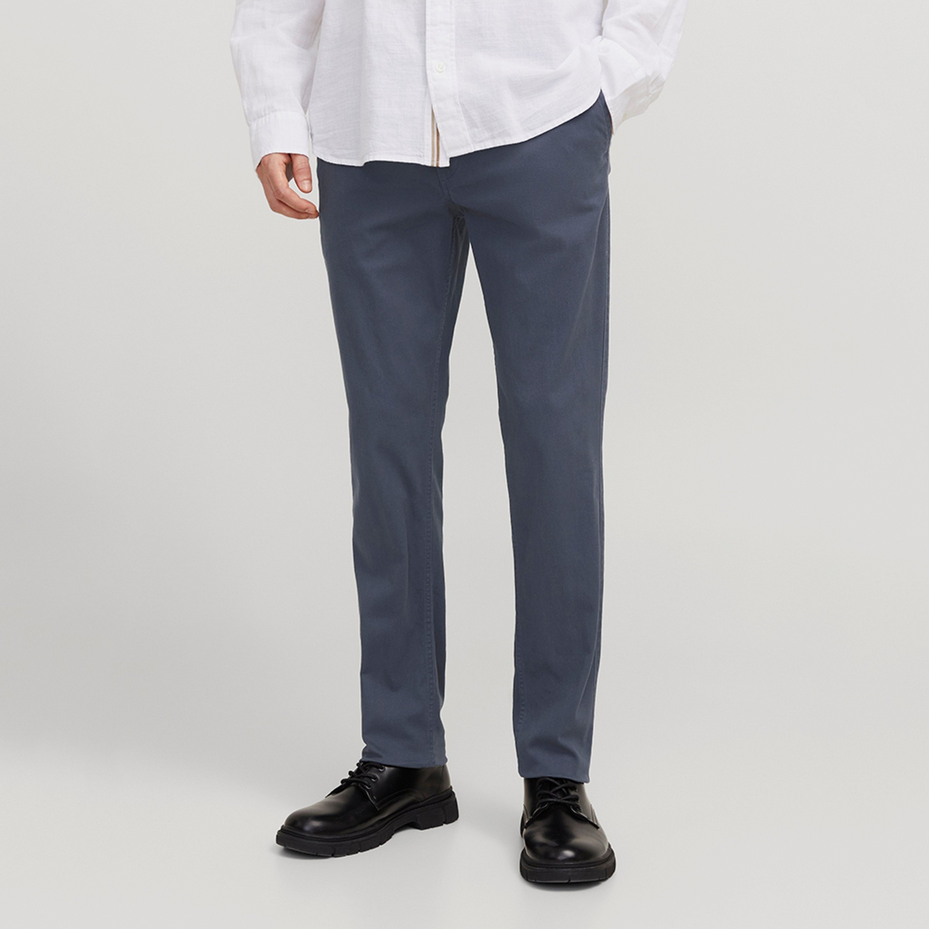 سراويل تشينو رجالية سادة بخصر متوسط الارتفاع وزر وسحاب من جاك ان جونز-men-clothing-bottoms-trousersandchinos-chinos-image-13