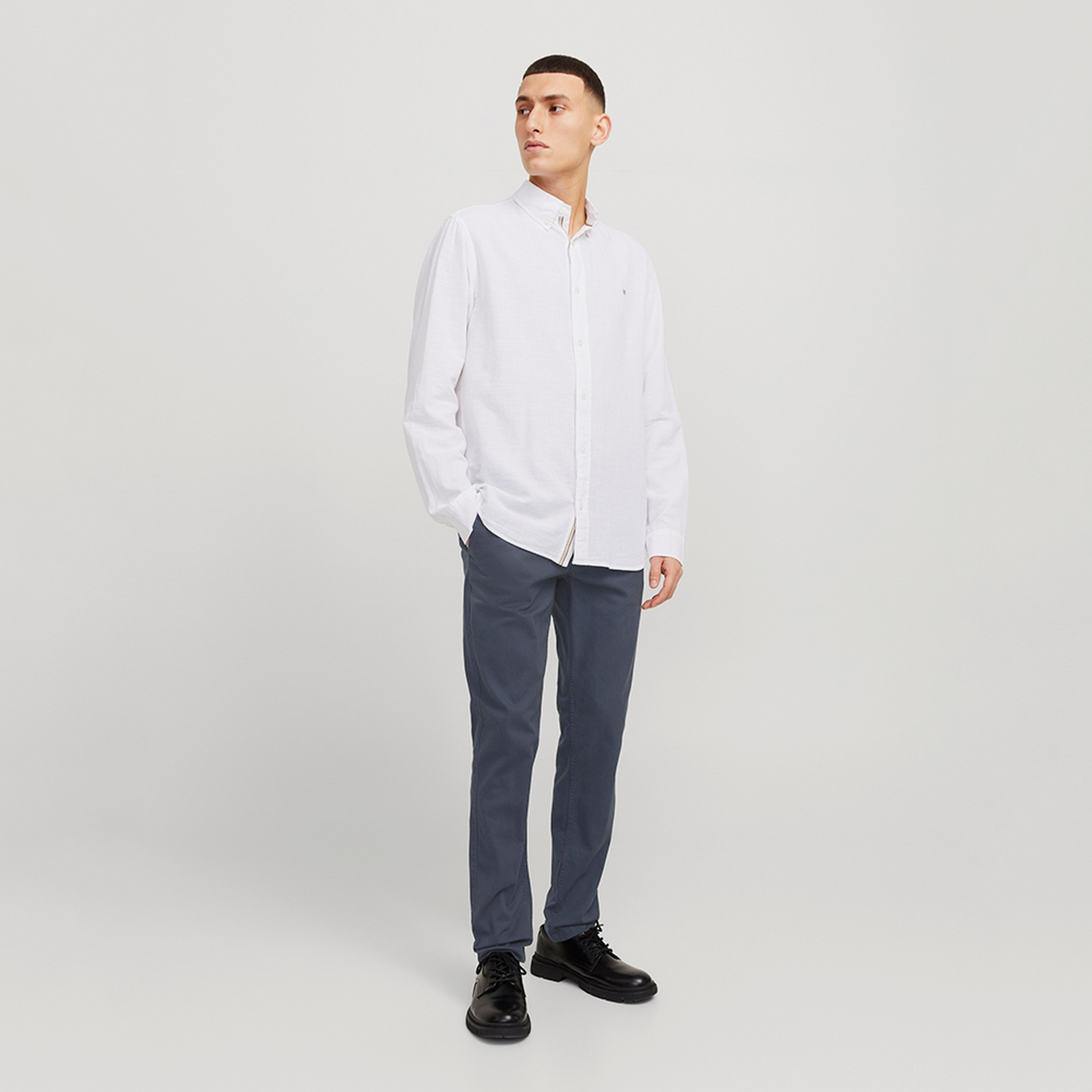 سراويل تشينو رجالية سادة بخصر متوسط الارتفاع وزر وسحاب من جاك ان جونز-men-clothing-bottoms-trousersandchinos-chinos-image-14