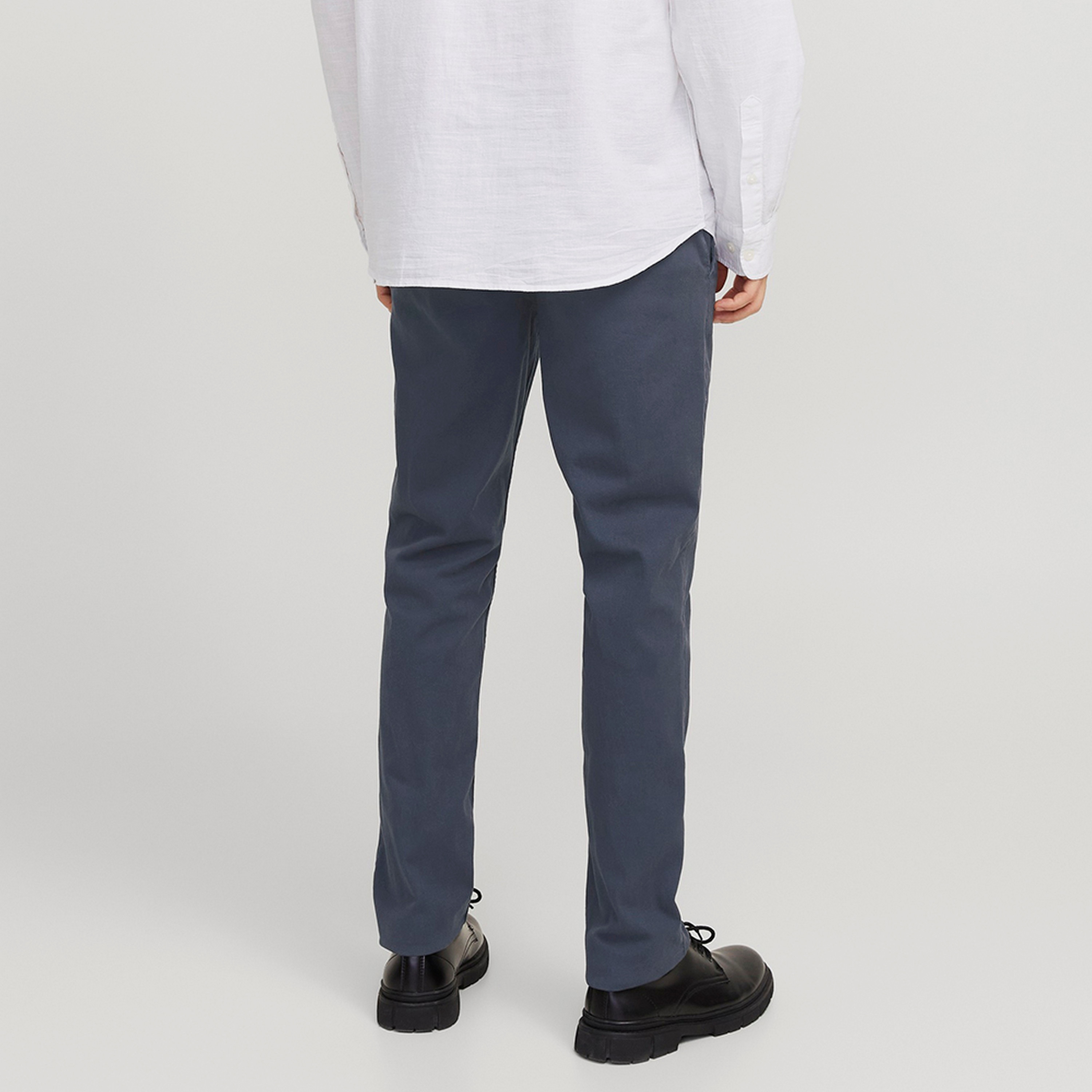 سراويل تشينو رجالية سادة بخصر متوسط الارتفاع وزر وسحاب من جاك ان جونز-men-clothing-bottoms-trousersandchinos-chinos-image-16