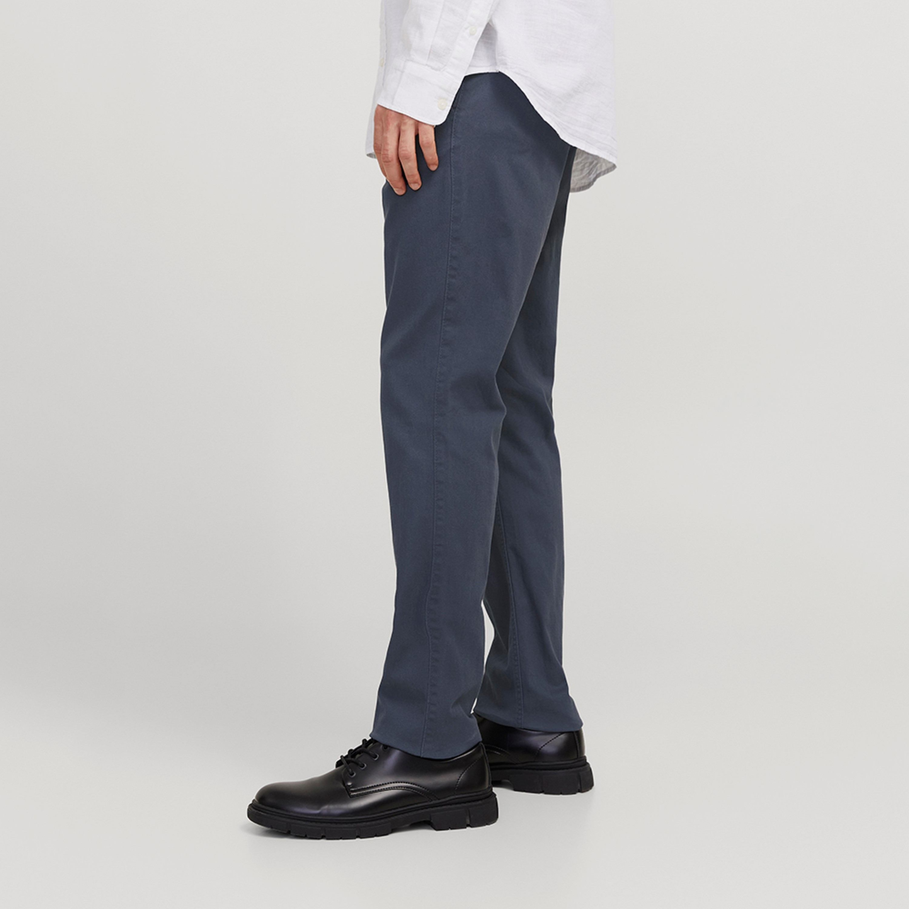 سراويل تشينو رجالية سادة بخصر متوسط الارتفاع وزر وسحاب من جاك ان جونز-men-clothing-bottoms-trousersandchinos-chinos-image-17
