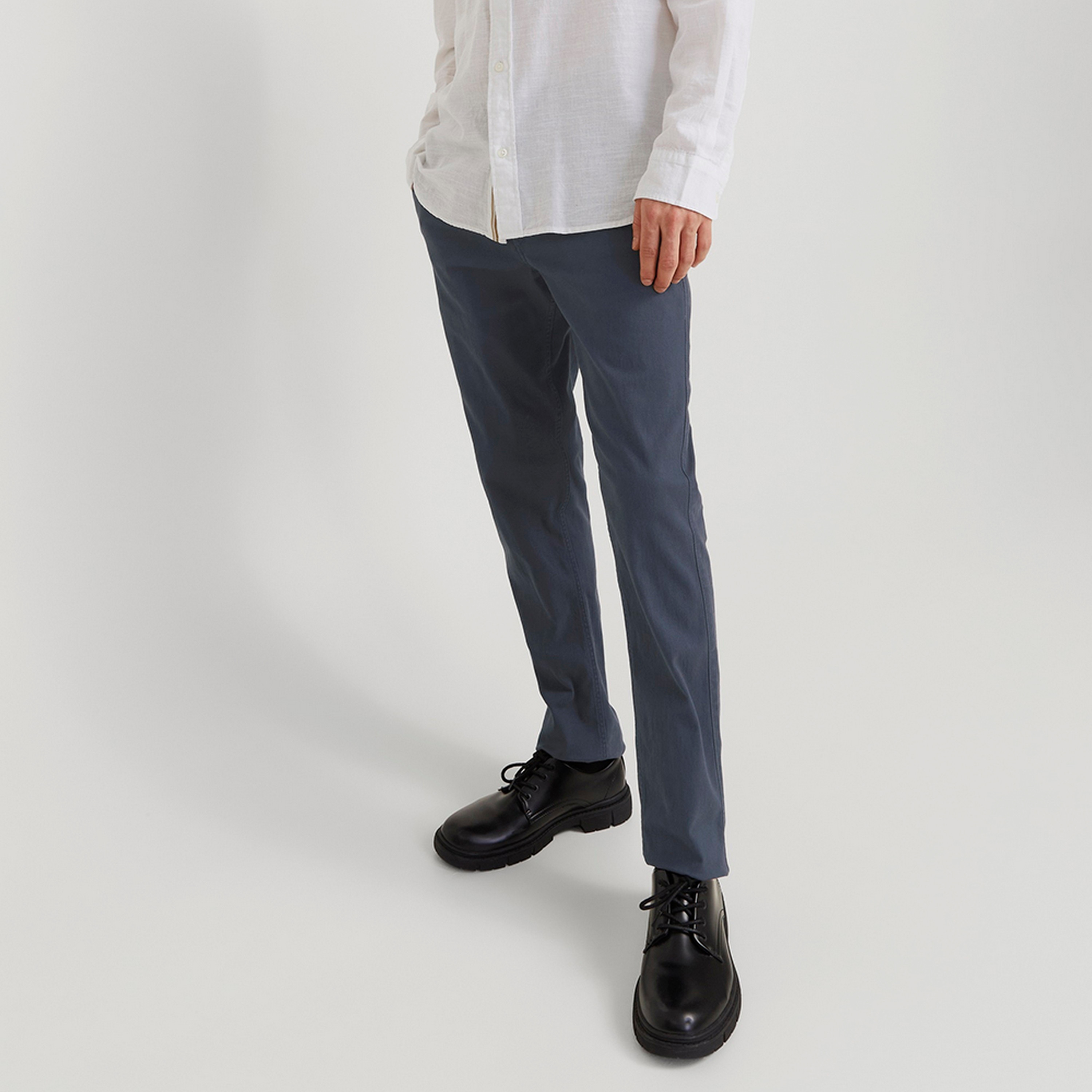 سراويل تشينو رجالية سادة بخصر متوسط الارتفاع وزر وسحاب من جاك ان جونز-men-clothing-bottoms-trousersandchinos-chinos-image-1
