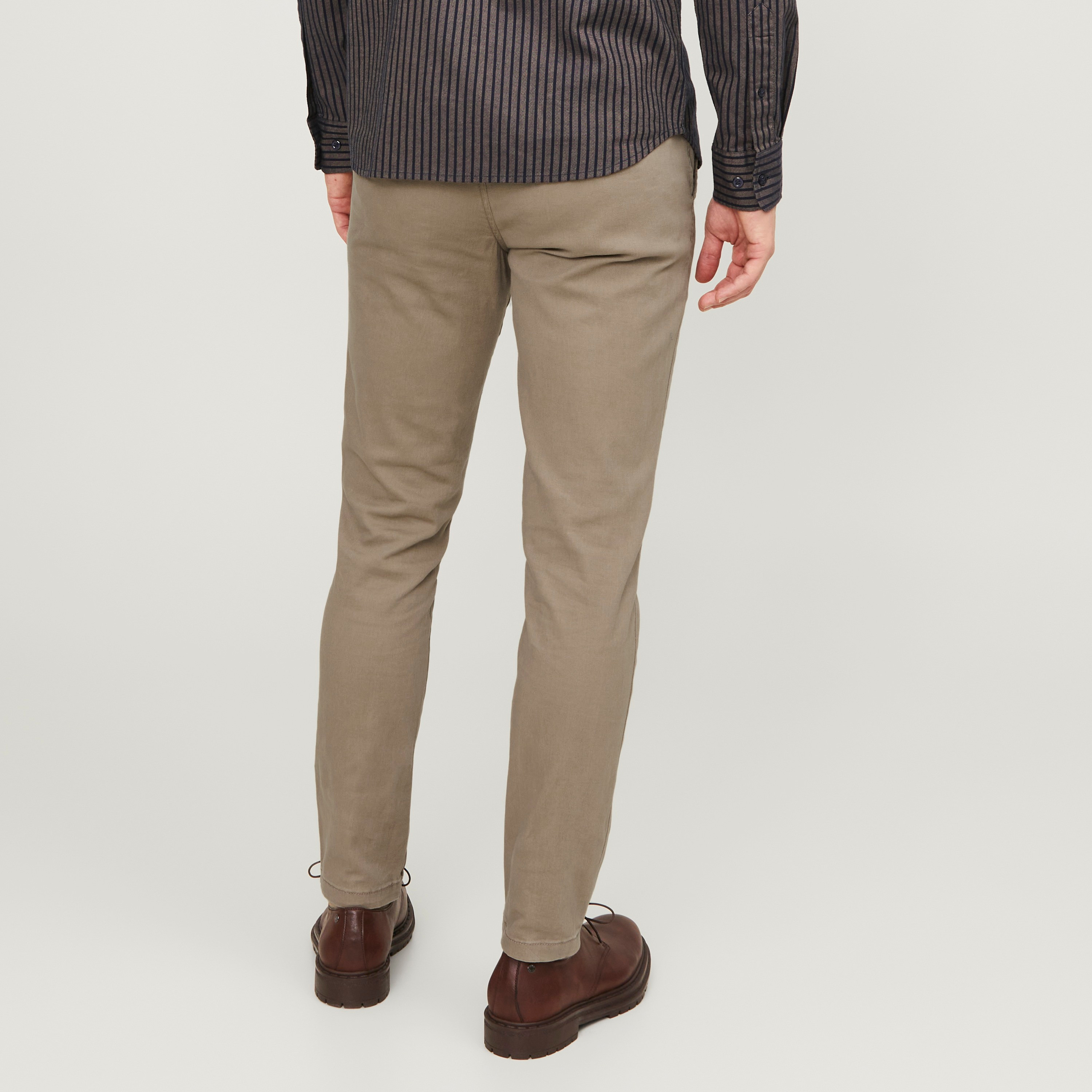 بنطلون تشينو رجالي جاك آند جونز بقصة ضيقة بأربعة جيوب وخصر متوسط الارتفاع-men-clothing-bottoms-trousersandchinos-chinos-image-2
