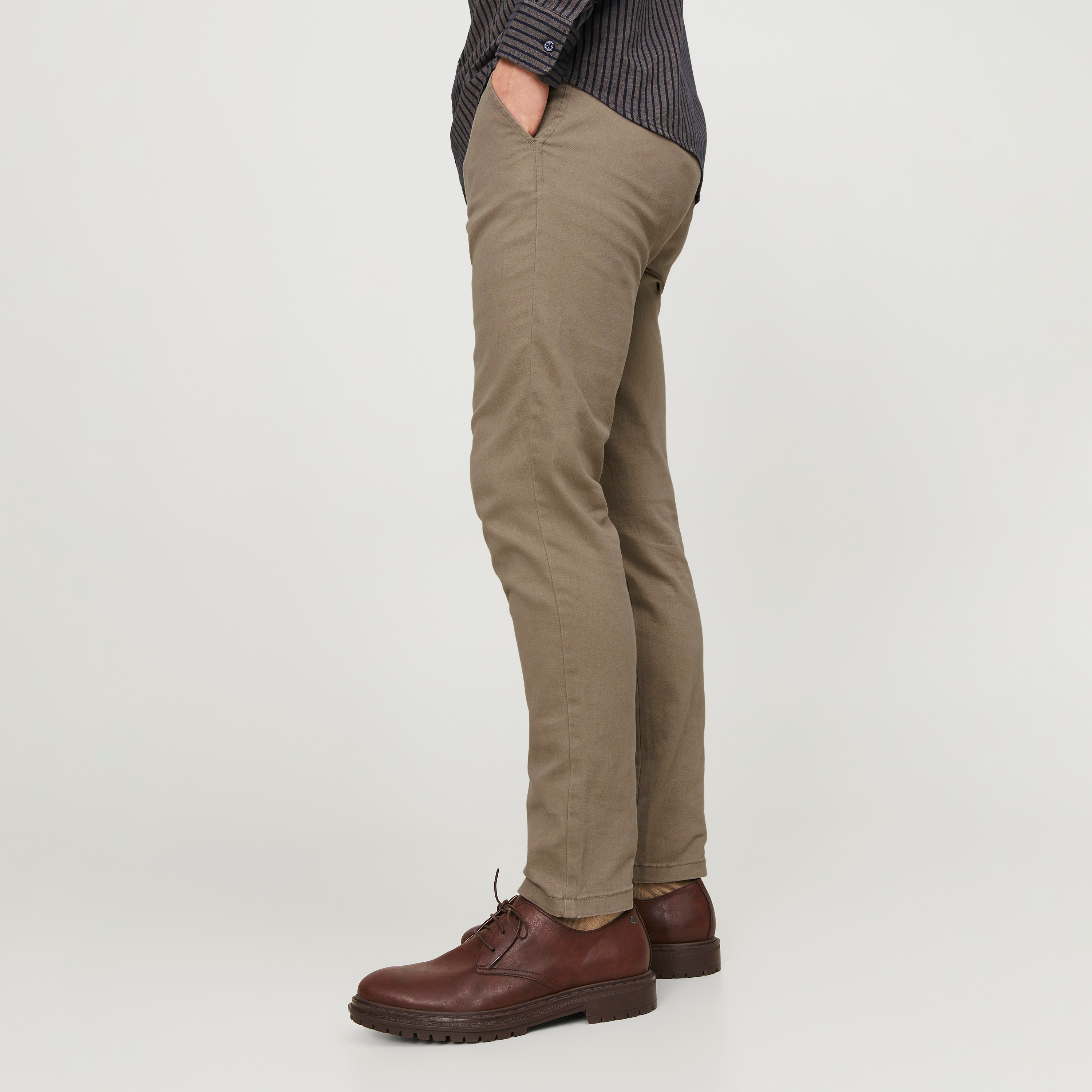 بنطلون تشينو رجالي جاك آند جونز بقصة ضيقة بأربعة جيوب وخصر متوسط الارتفاع-men-clothing-bottoms-trousersandchinos-chinos-image-1