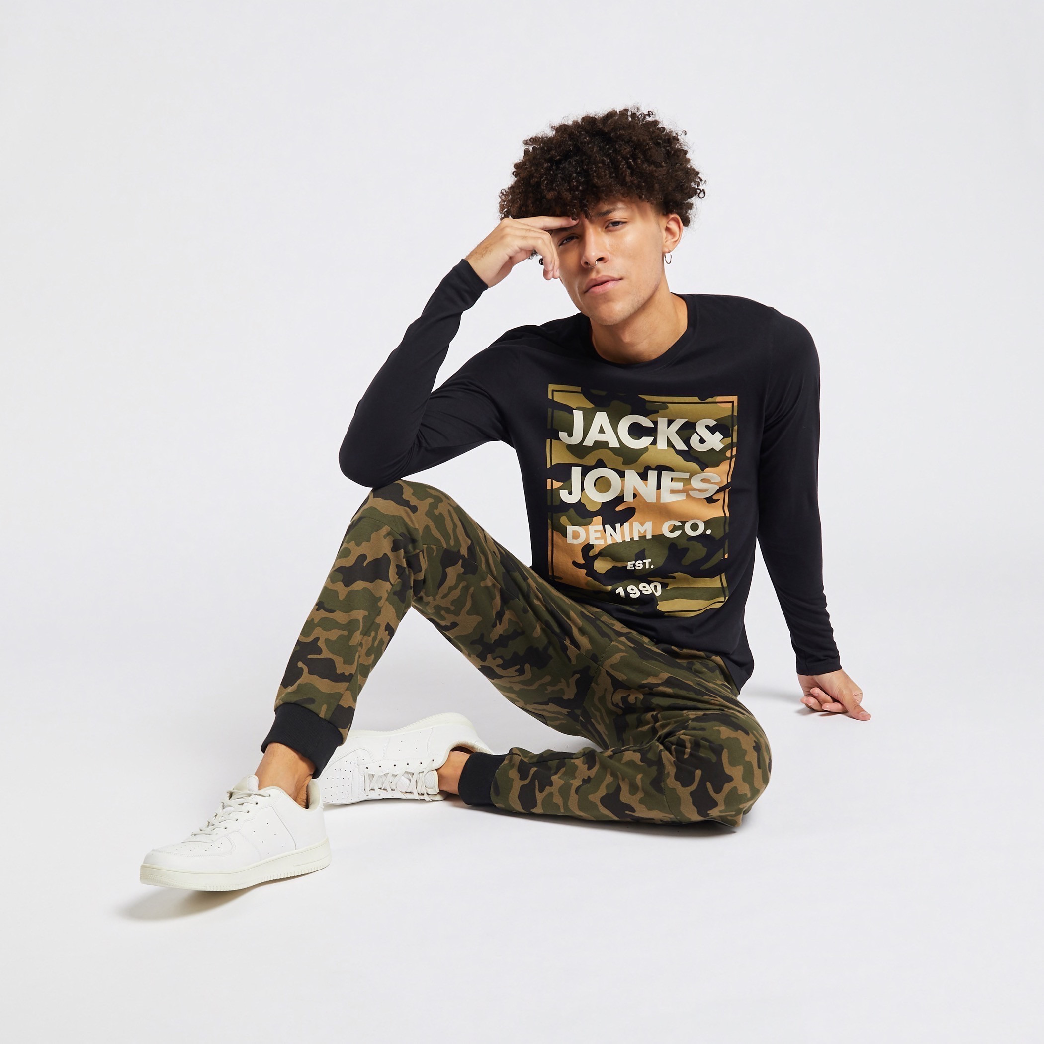 تيشيرت بطبعات وياقة ضيّقة وأكمام طويلة من جاك & جونز-men-clothing-tshirtsandpolos-tshirts-image-2
