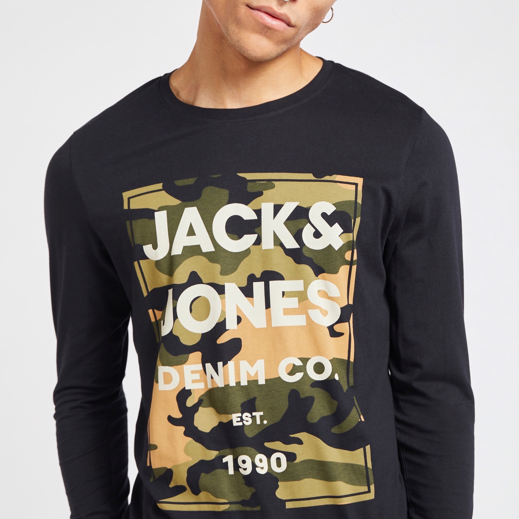 تيشيرت بطبعات وياقة ضيّقة وأكمام طويلة من جاك & جونز-men-clothing-tshirtsandpolos-tshirts-image-3