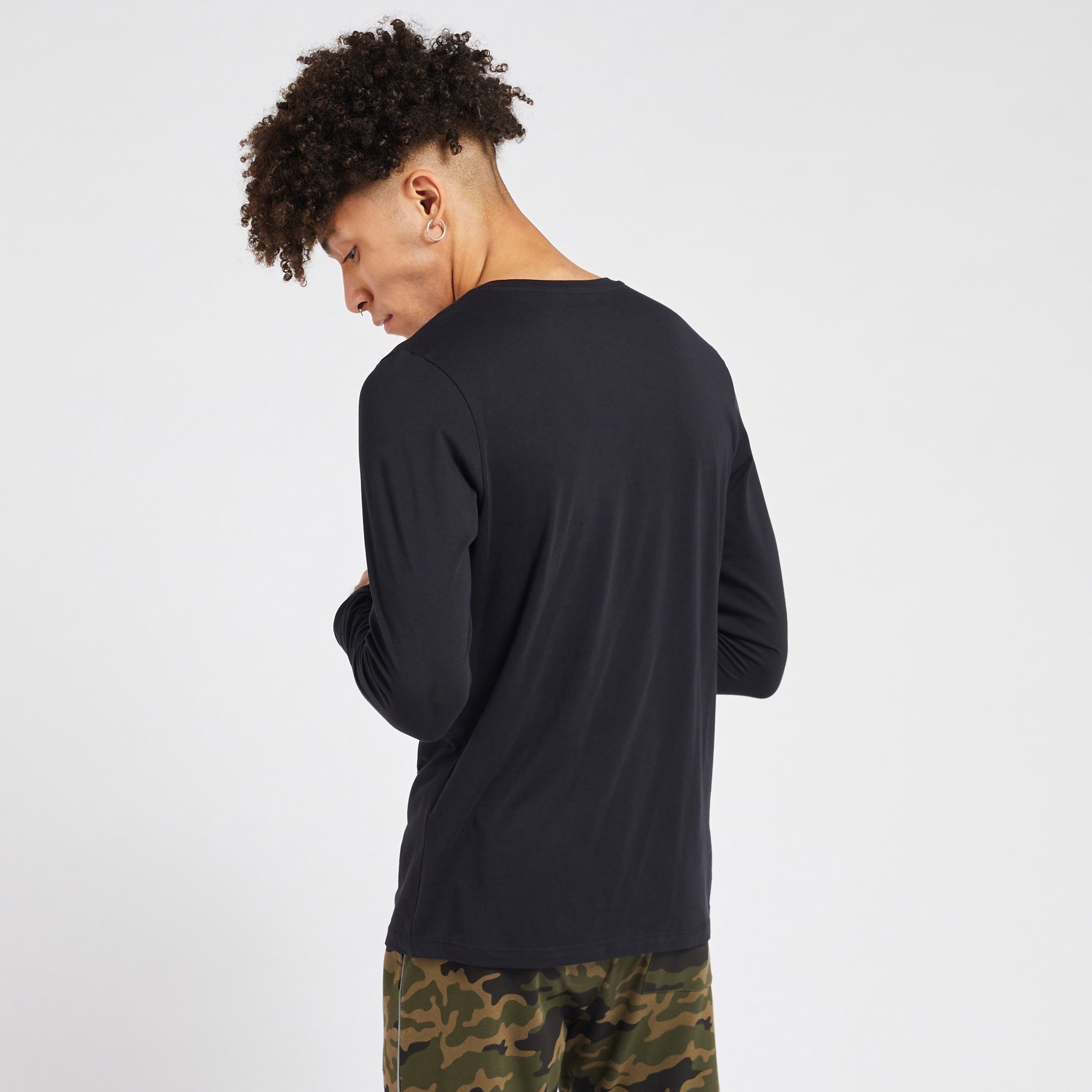تيشيرت بطبعات وياقة ضيّقة وأكمام طويلة من جاك & جونز-men-clothing-tshirtsandpolos-tshirts-image-4