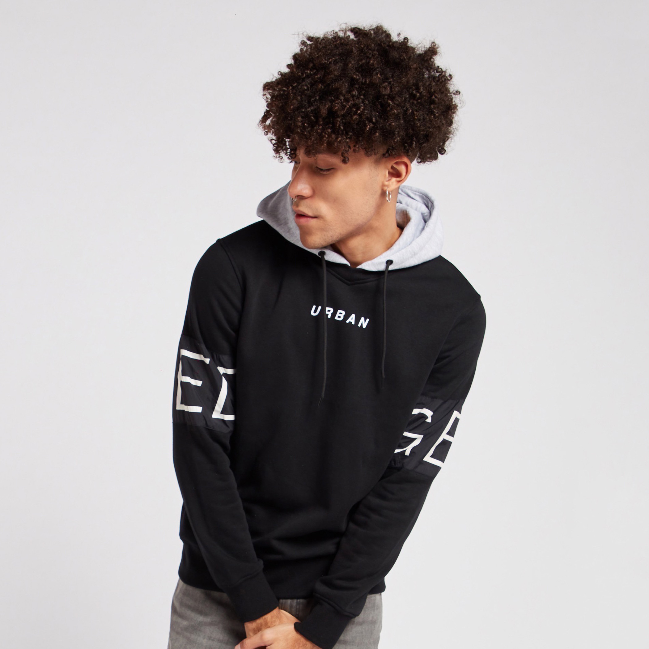 هودي خفيف بأكمام طويلة وطبعات من جاك & جونز-men-winterwear-hoodiesandsweatshirts-image-1