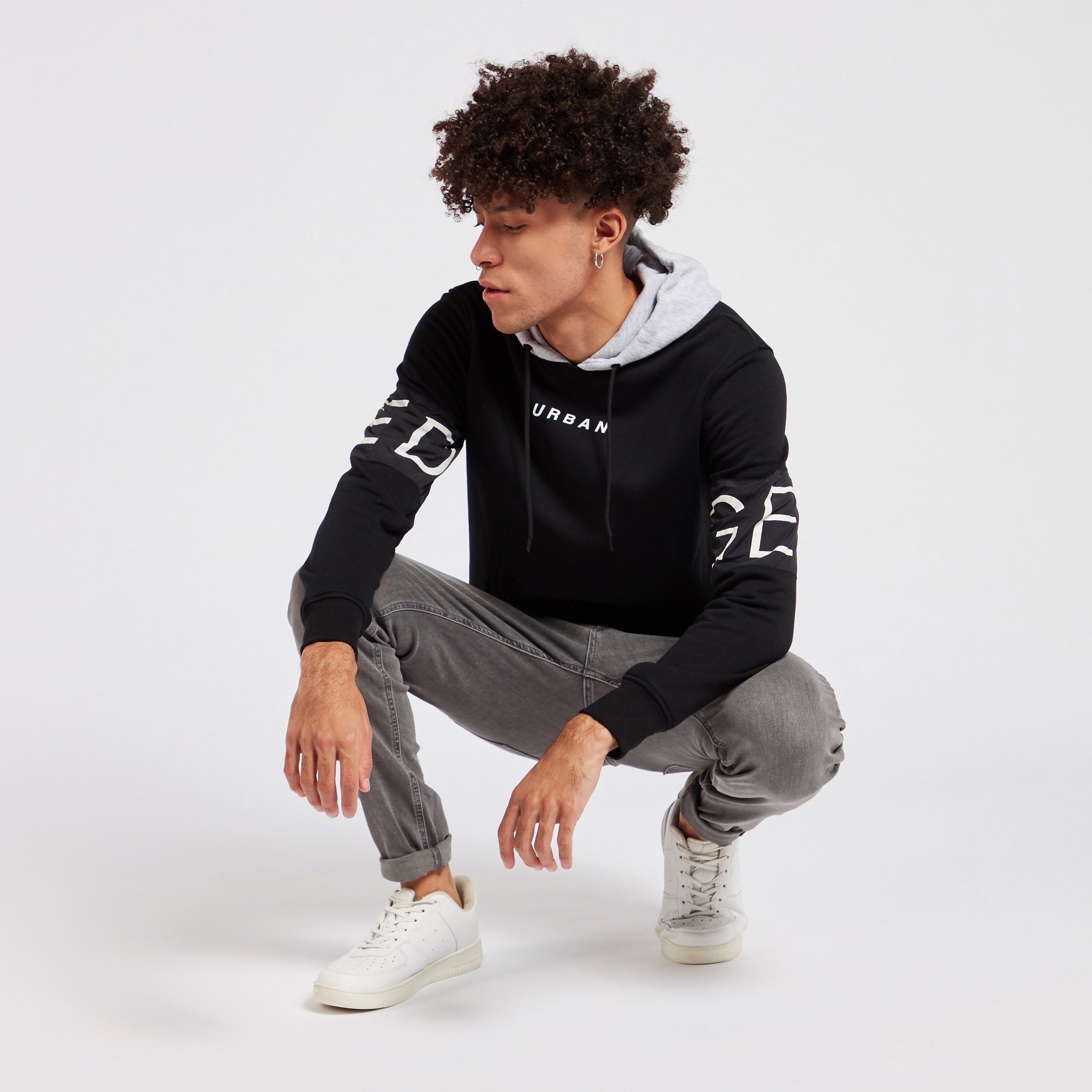 هودي خفيف بأكمام طويلة وطبعات من جاك & جونز-men-winterwear-hoodiesandsweatshirts-image-2