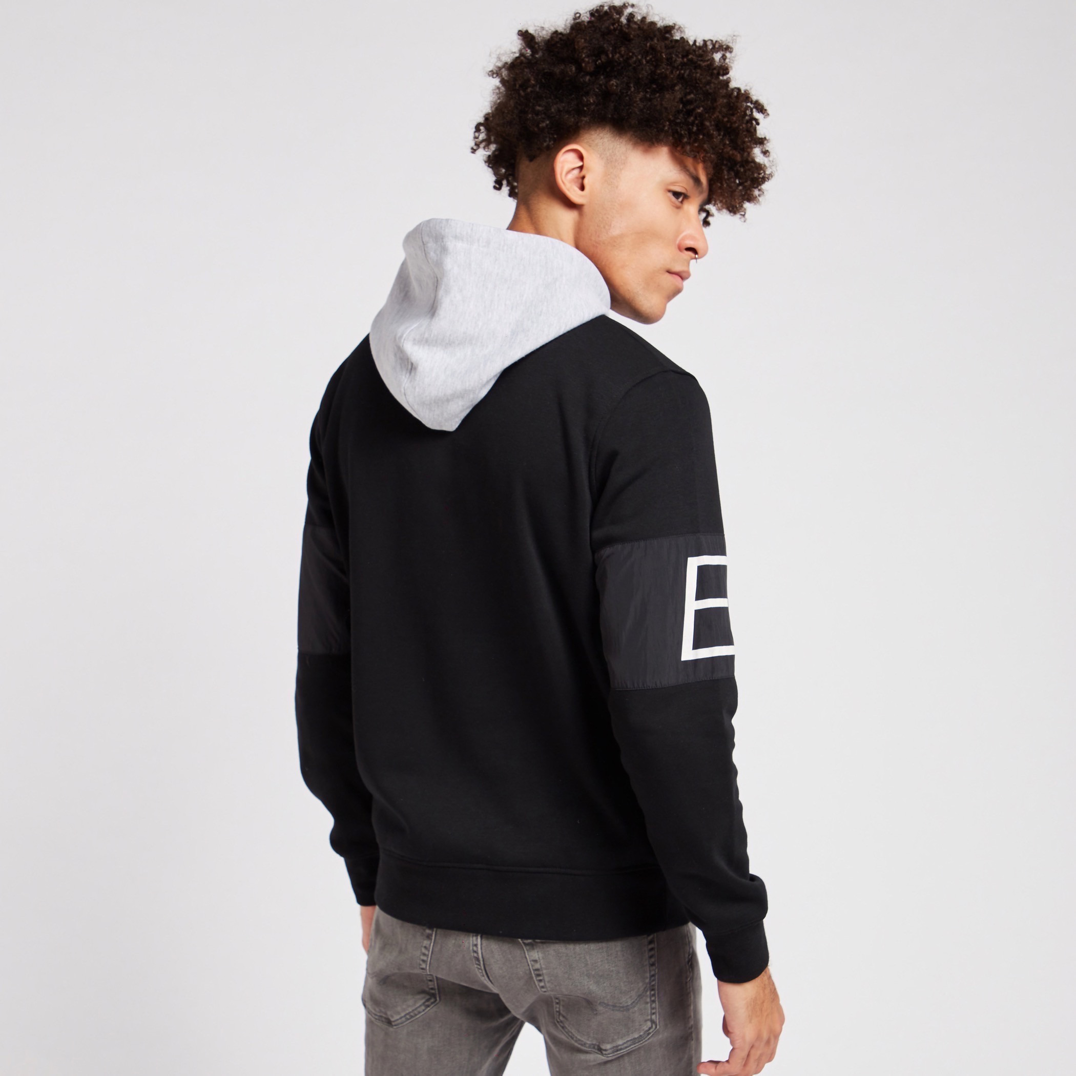 هودي خفيف بأكمام طويلة وطبعات من جاك & جونز-men-winterwear-hoodiesandsweatshirts-image-4