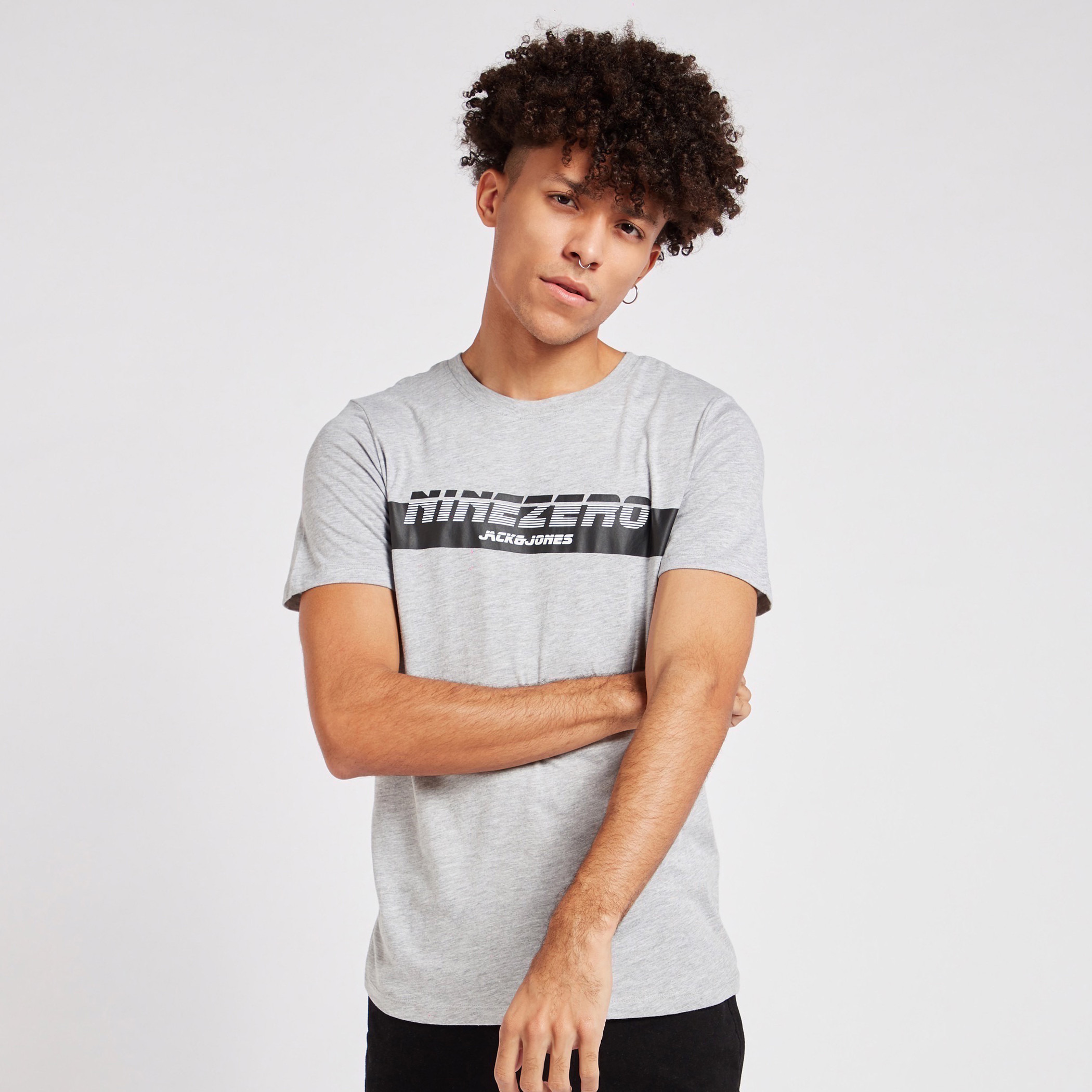 تيشيرت بياقة ضيّقة وأكمام قصيرة وطبعات من جاك آند جونز-men-clothing-tshirtsandpolos-tshirts-image-1