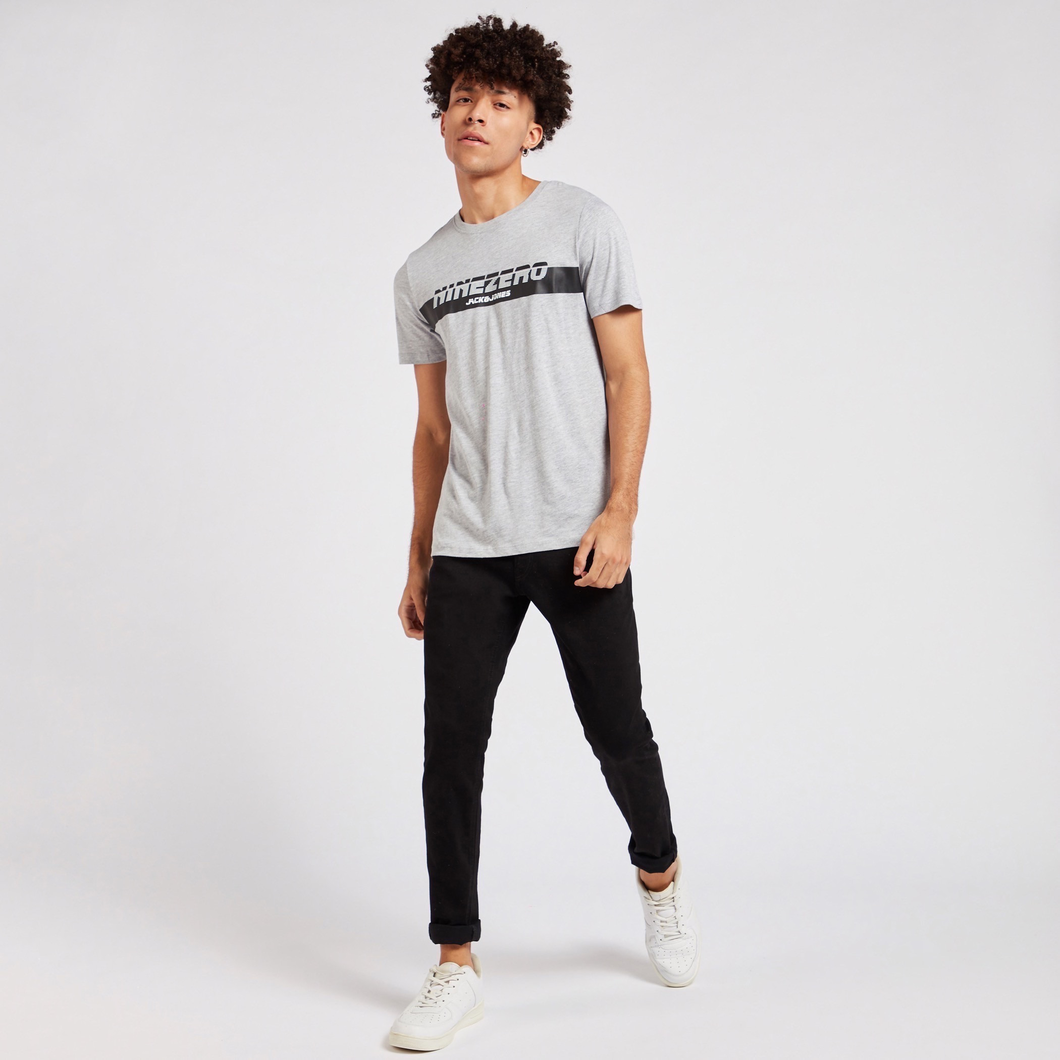 تيشيرت بياقة ضيّقة وأكمام قصيرة وطبعات من جاك آند جونز-men-clothing-tshirtsandpolos-tshirts-image-2