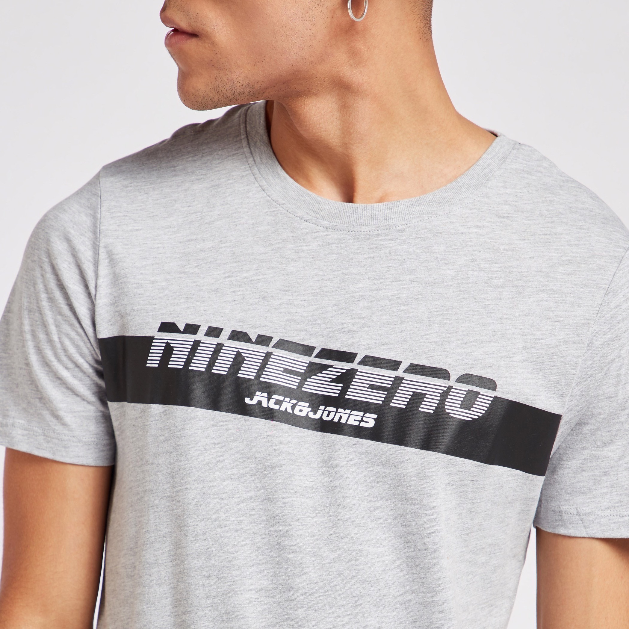 تيشيرت بياقة ضيّقة وأكمام قصيرة وطبعات من جاك آند جونز-men-clothing-tshirtsandpolos-tshirts-image-3
