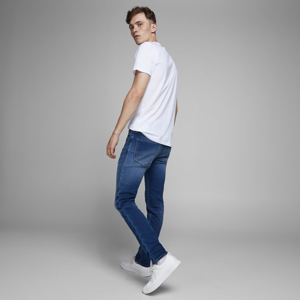 بنطلون جينز دينم سادة بخصر متوسّط الارتفاع مع جيوب من جاك آند جونز-men-clothing-bottoms-jeans-image-3