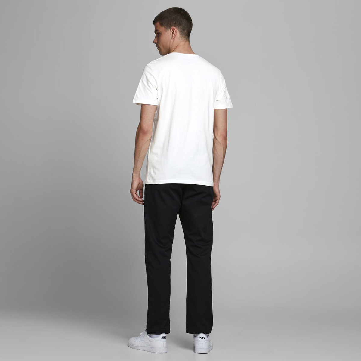 تيشيرت بأكمام قصيرة وياقة ضيّقة وطبعات من جاك آند جونز-men-clothing-tshirtsandpolos-tshirts-image-2