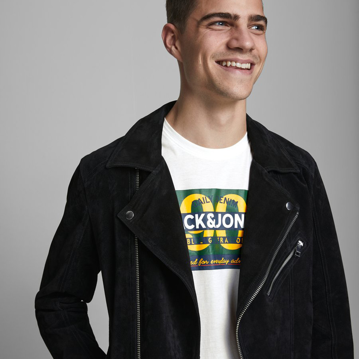 تيشيرت بأكمام قصيرة وياقة ضيّقة وطبعات من جاك آند جونز-men-clothing-tshirtsandpolos-tshirts-image-6
