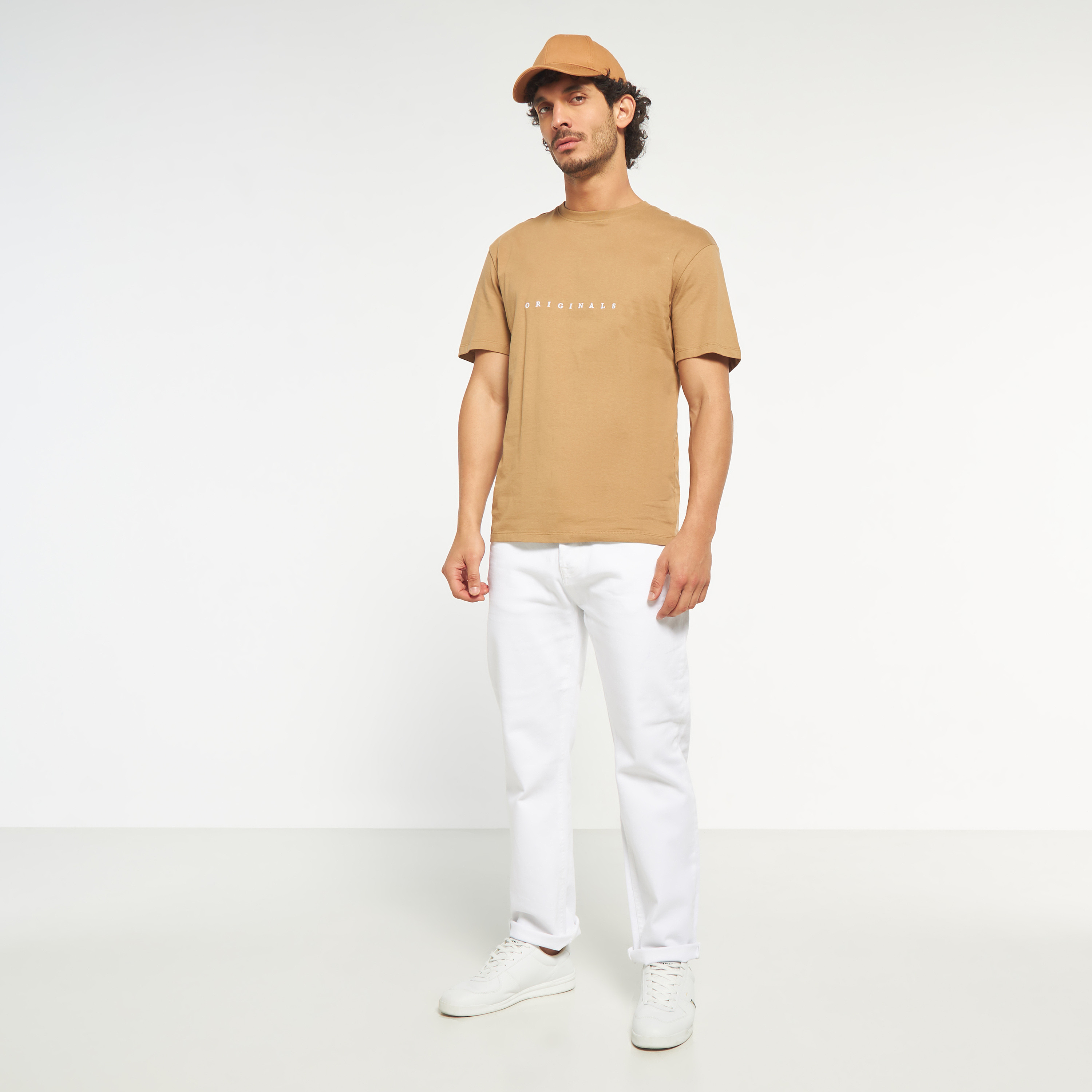 تي شيرت من جاك آند جونز مطبوع بأكمام قصيرة و ياقة مستديرة-men-clothing-tshirtsandpolos-tshirts-image-2