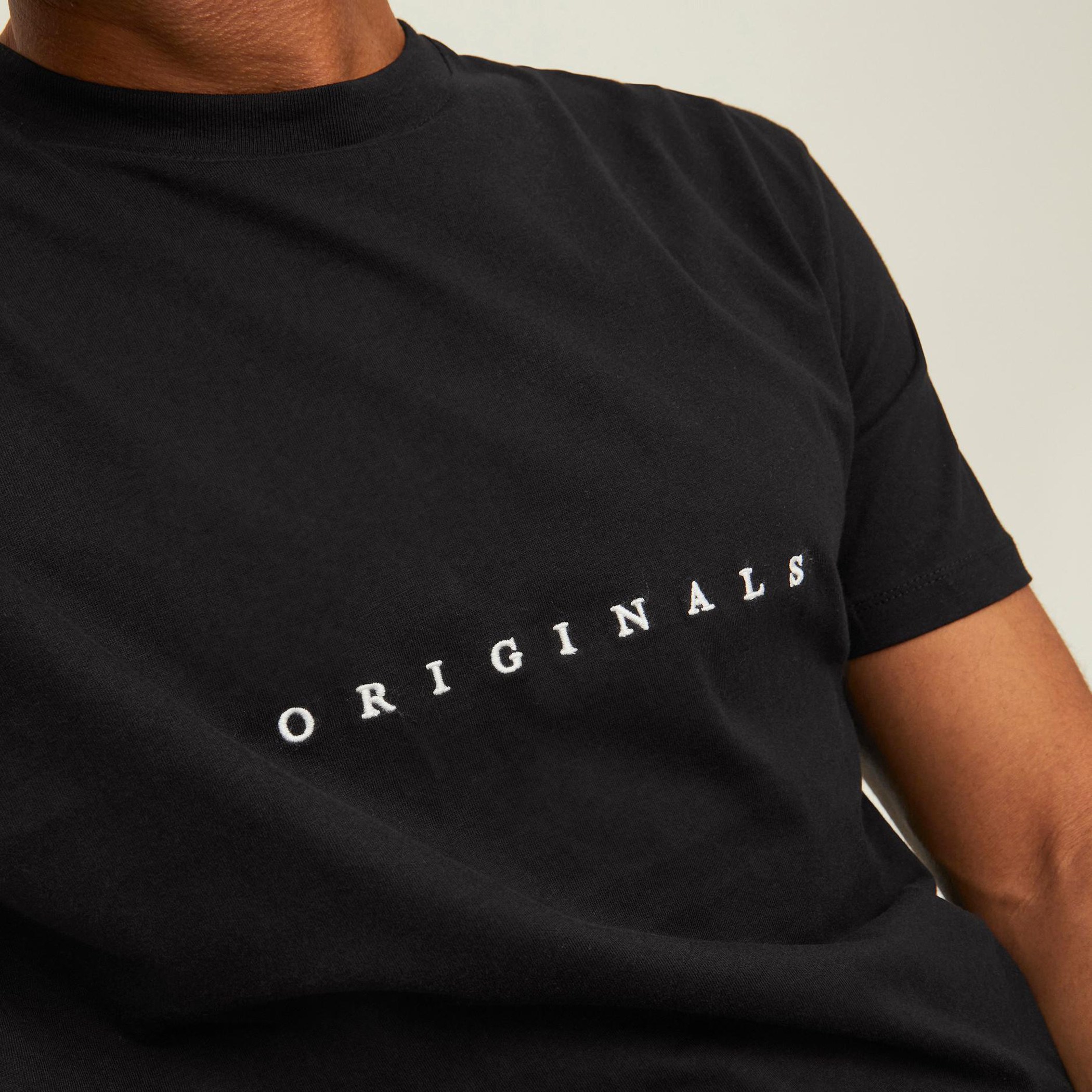 تي شيرت رجالي من جاك آند جونز بأكمام قصيرة و ياقة مستديرة و مطرز مع لون اسود-men-clothing-tshirtsandpolos-tshirts-image-6