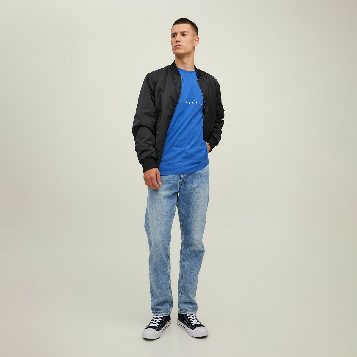 تي شيرت رجالي من جاك آند جونز بأكمام قصيرة و ياقة مستديرة و مطرز مع لون ازرق-men-clothing-tshirtsandpolos-tshirts-image-4