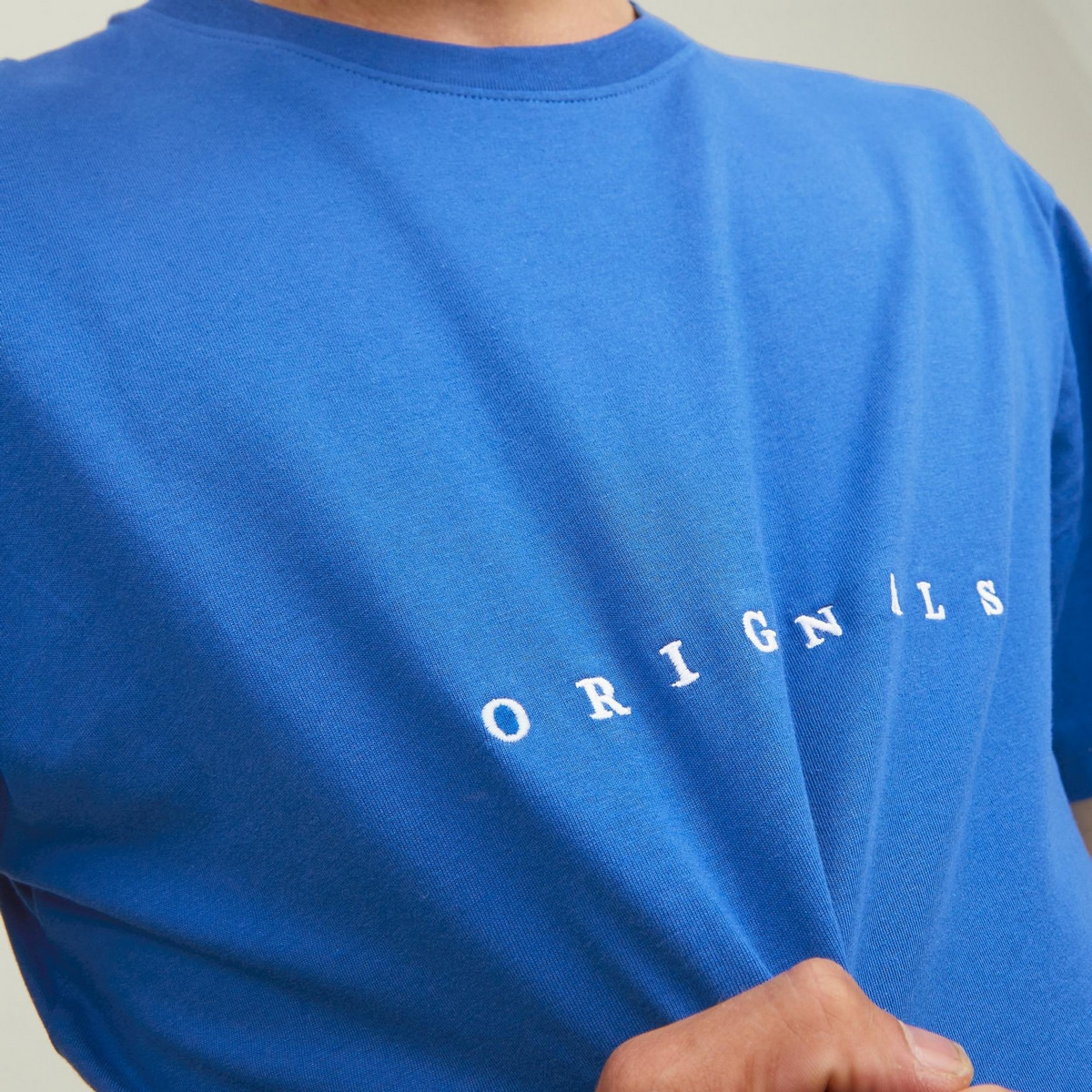 تي شيرت رجالي من جاك آند جونز بأكمام قصيرة و ياقة مستديرة و مطرز مع لون ازرق-men-clothing-tshirtsandpolos-tshirts-image-6