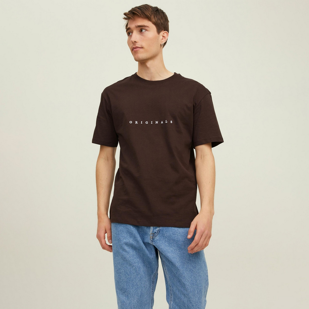 تي شيرت رجالي من جاك آند جونز بأكمام قصيرة و ياقة مستديرة و مطرز مع لون ازرق-men-clothing-tshirtsandpolos-tshirts-image-7