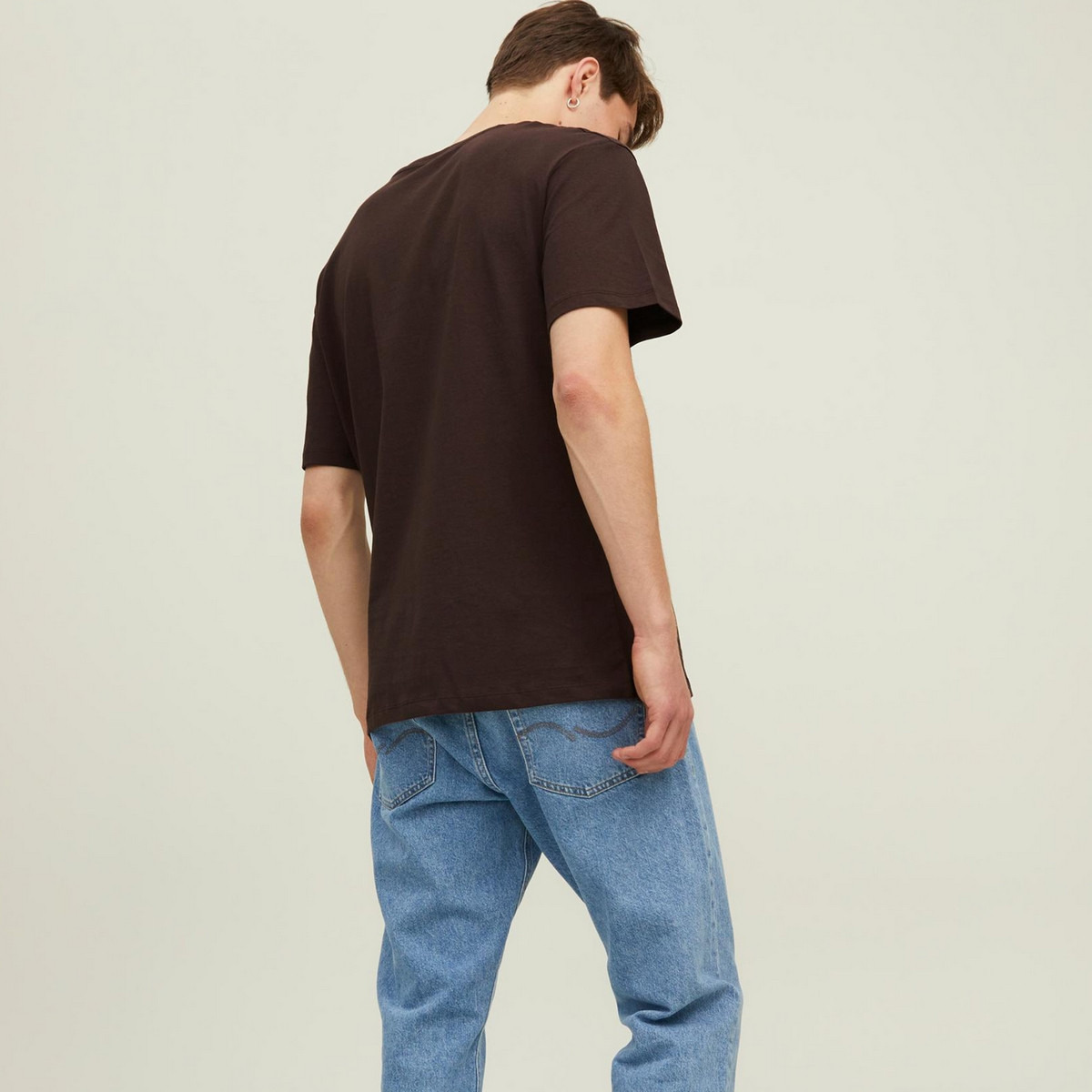 تي شيرت رجالي من جاك آند جونز بأكمام قصيرة و ياقة مستديرة و مطرز مع لون ازرق-men-clothing-tshirtsandpolos-tshirts-image-8