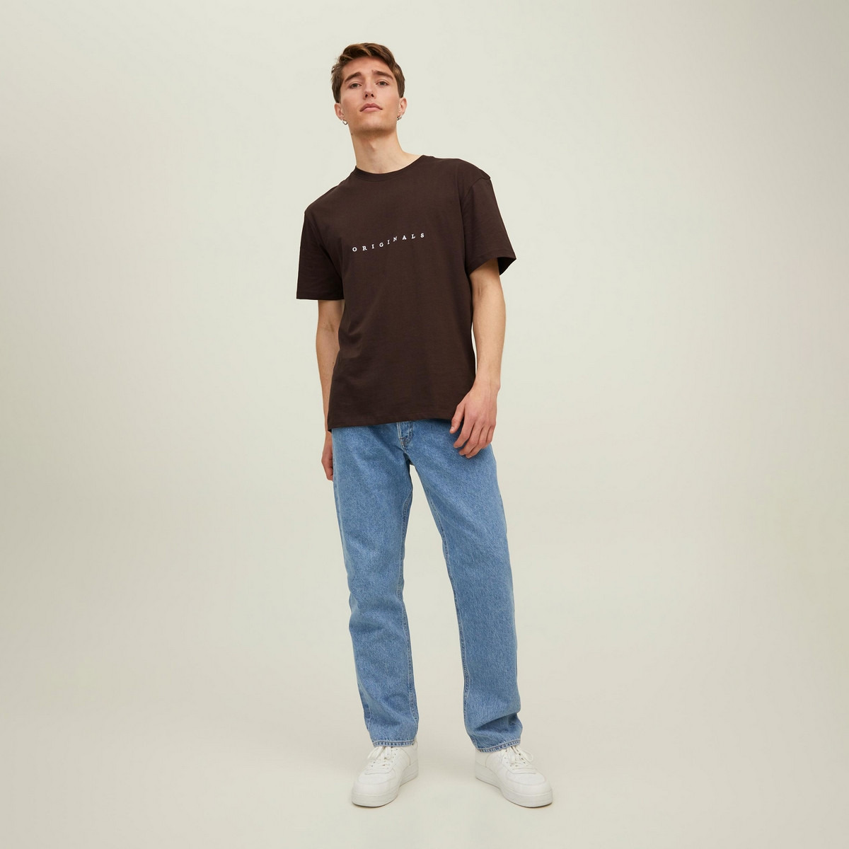تي شيرت رجالي من جاك آند جونز بأكمام قصيرة و ياقة مستديرة و مطرز مع لون ازرق-men-clothing-tshirtsandpolos-tshirts-image-10