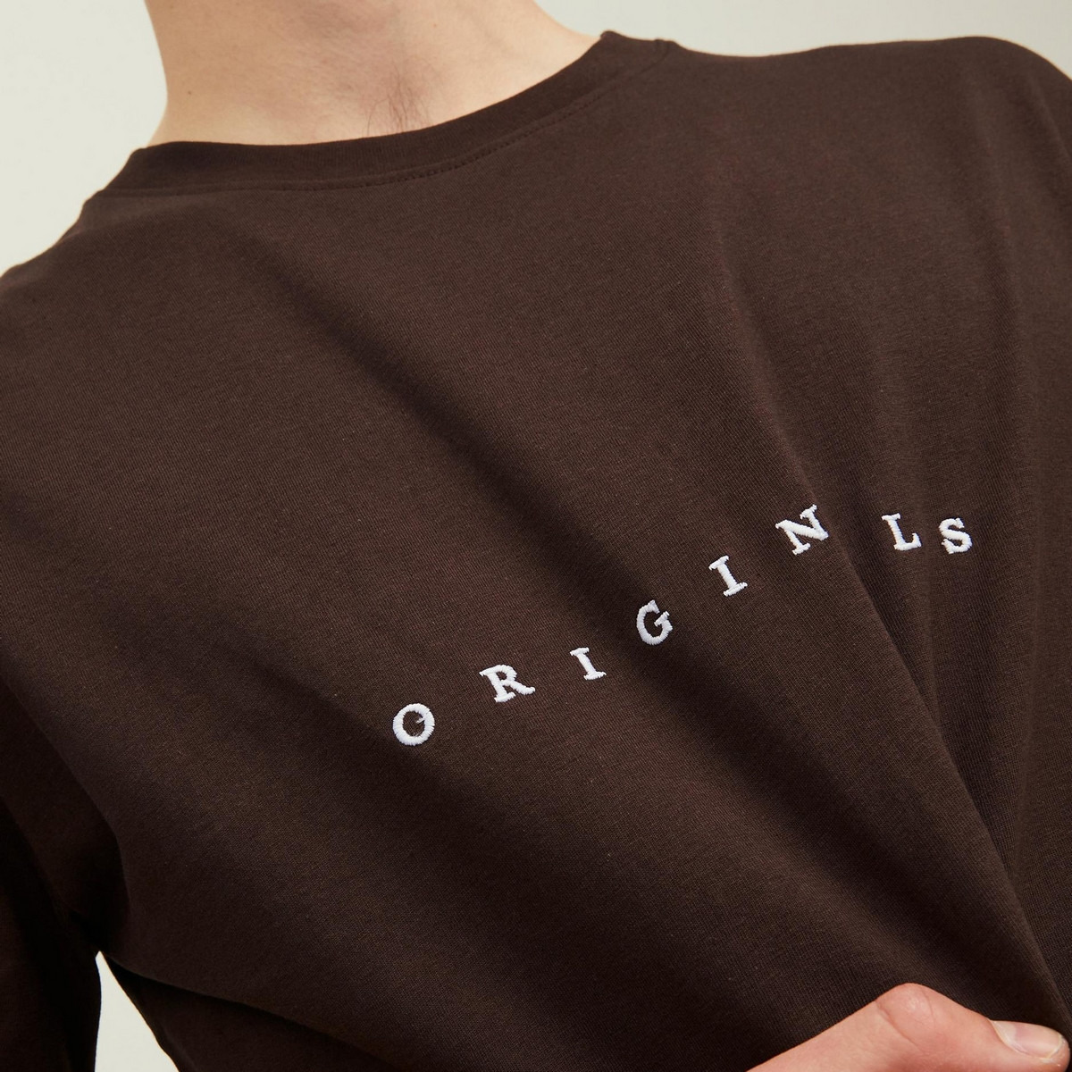 تي شيرت رجالي من جاك آند جونز بأكمام قصيرة و ياقة مستديرة و مطرز مع لون ازرق-men-clothing-tshirtsandpolos-tshirts-image-11