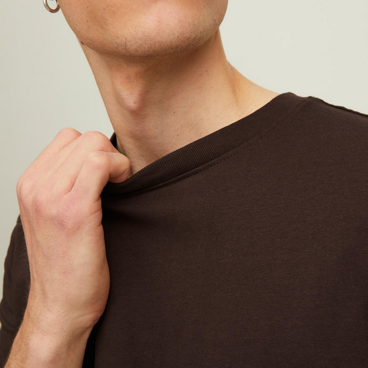 تي شيرت رجالي من جاك آند جونز بأكمام قصيرة و ياقة مستديرة و مطرز مع لون ازرق-men-clothing-tshirtsandpolos-tshirts-image-12