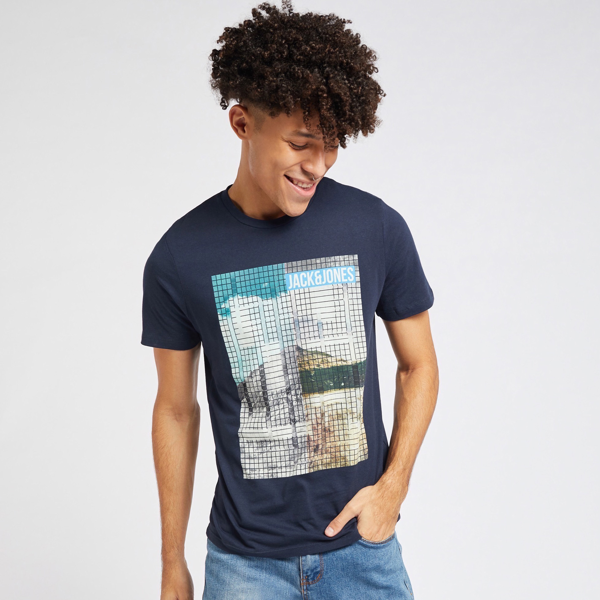 تيشيرت بأكمام قصيرة وياقة ضيقة وطبعات جرافيك من جاك آند جونز-men-clothing-tshirtsandpolos-tshirts-image-1