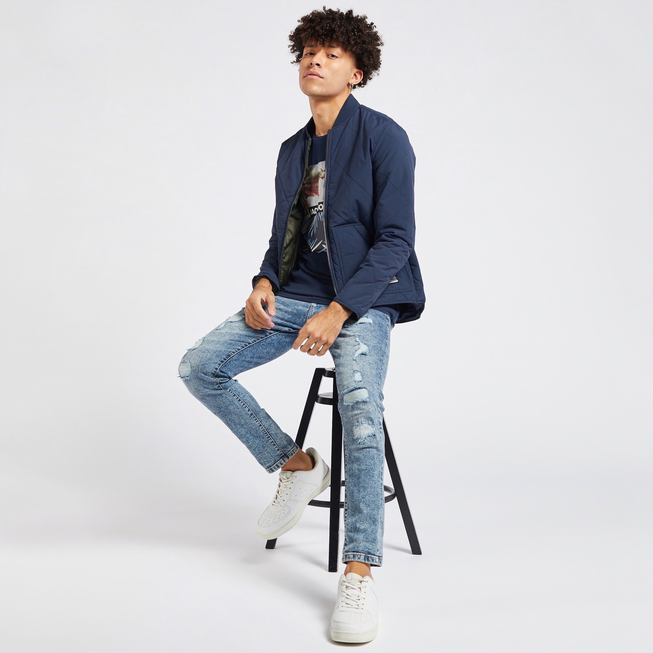 تيشيرت بأكمام قصيرة وياقة ضيقة وطبعات جرافيك من جاك آند جونز-men-clothing-tshirtsandpolos-tshirts-image-2